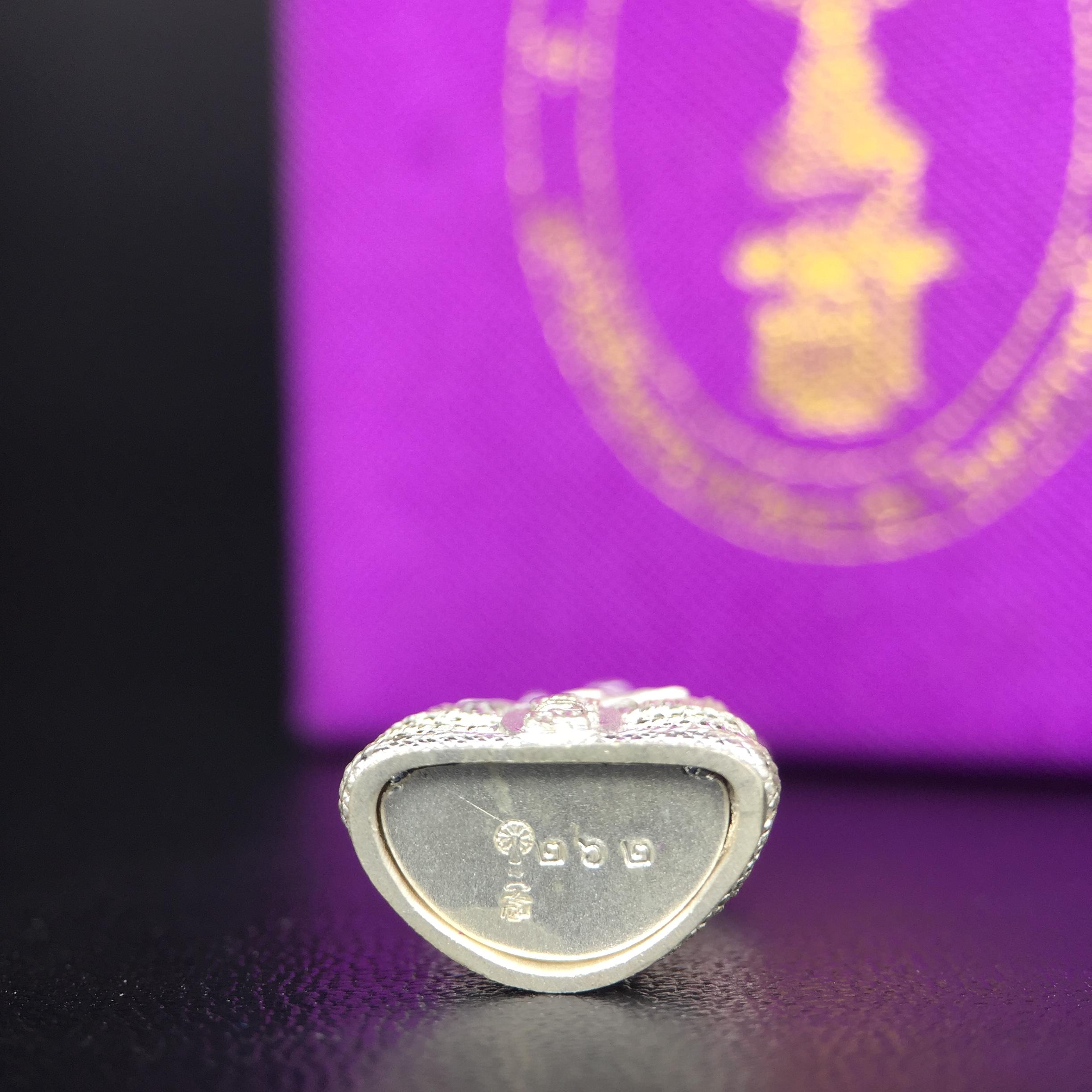 พระนาคปรก สธ. รุ่นสร้างพระอุโบสถเฉลิมพระเกียรติ 4 รอบ 84 พรรษา สมเด็จพระเทพรัตนราชสุดาฯ วัดบวรนิเวศวิหาร ปี 2543 พิมพ์เล็ก เนื้อเงินบริสุทธิ์ แบบพ่นทรายขัดเงาบางส่วน(สภาพ สวย กล่องบรรจุเดิมครบ)พิธีใหญ่ พุทธศิลป์งดงาม หายาก (1 ใน 2999 องค์)