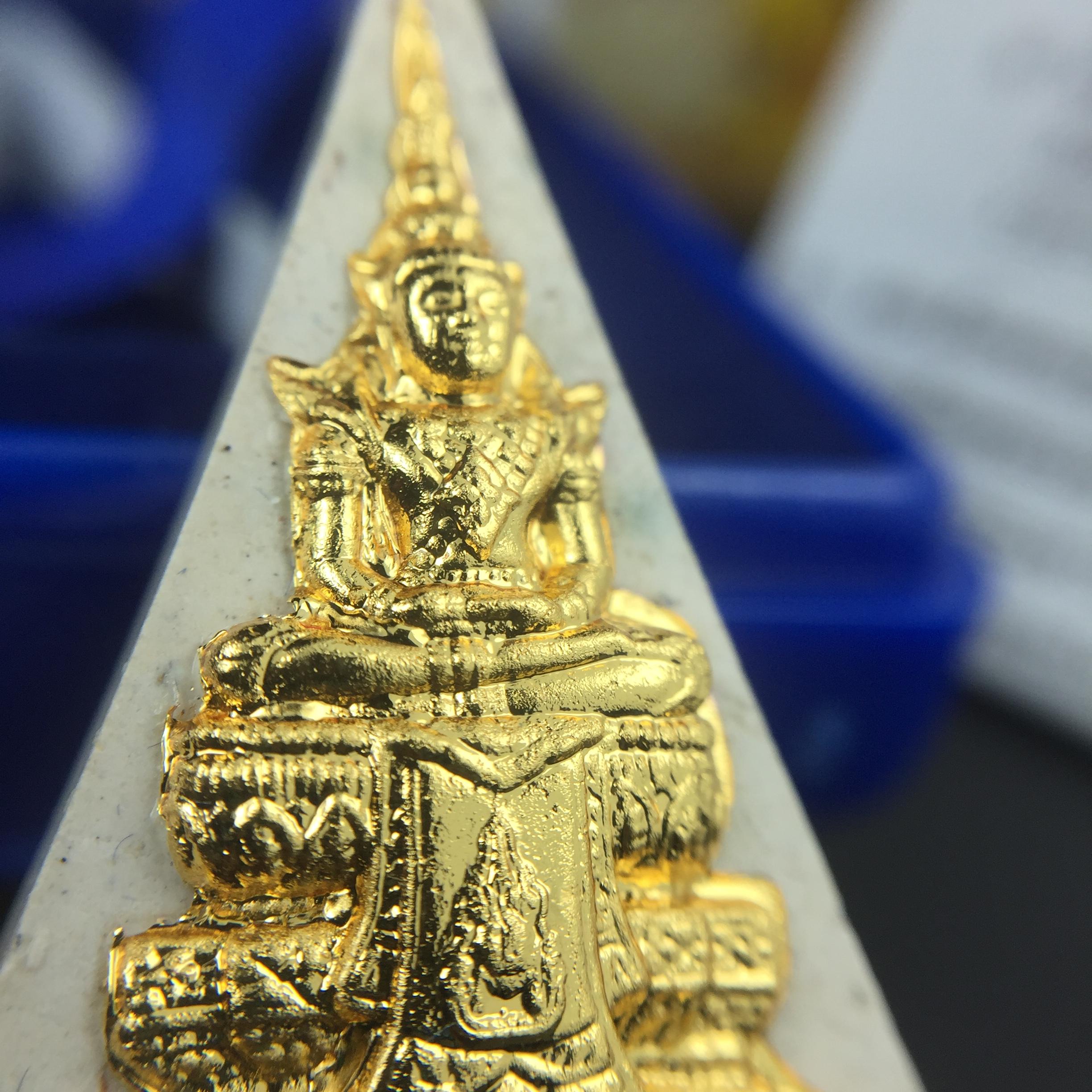 พระแก้วมรกต(จำลอง)ทรงเครื่องฤดูร้อน พระผงบูชา ด้านหน้าปิดทอง ด้านหลังตราสัญลักษณ์ฉลองสิริราชสมบัติครบ 60ปี เนื้อเงินขึ้นสีรุ้งธรรมชาติสร้างสรรค์งดงาม(รุ่นนี้ได้พระราชทานเส้นพระเจ้า(เส้นผม)รัชกาลที่9ในการจัดสร้าง)