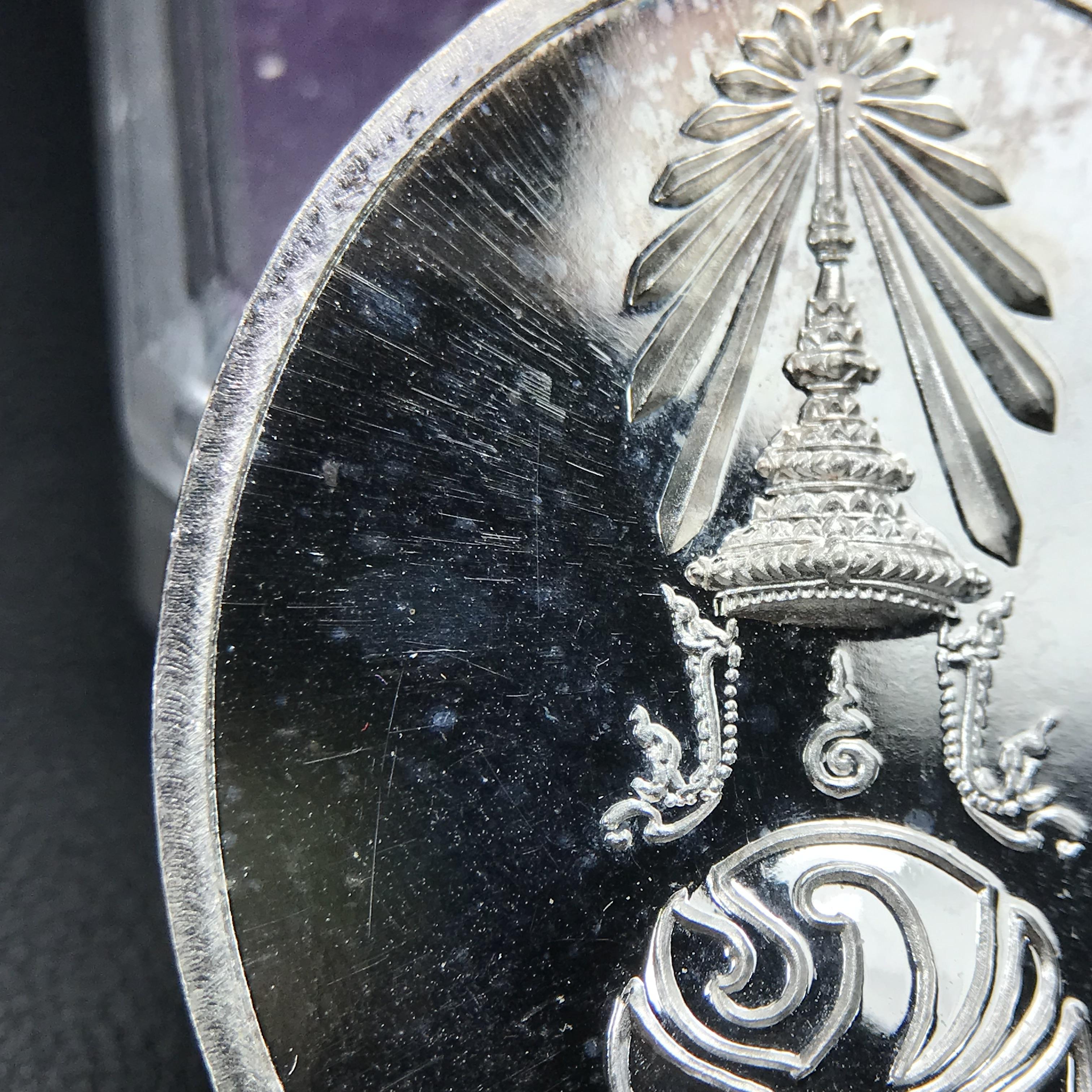 พระพุทธนวราชบพิตร ภปร. ที่ระลึก 7รอบ 84พรรษา ในหลวงรัชกาลที่ 9 วัดตรีทศเทพ จัดสร้าง พ.ศ. 2554 เหรียญเนื้อเงินสภาพสวยกล่องเดิมครบ ตอกโค๊ตและหมายเลข ๔๐๔๒ (1 ใน 9000 เหรียญ)***นิมิตหมายแห่งคุณพระรัตนตรัย และความผูกพันระหว่างพระมหากษัตริย์กับพสกนิกร***