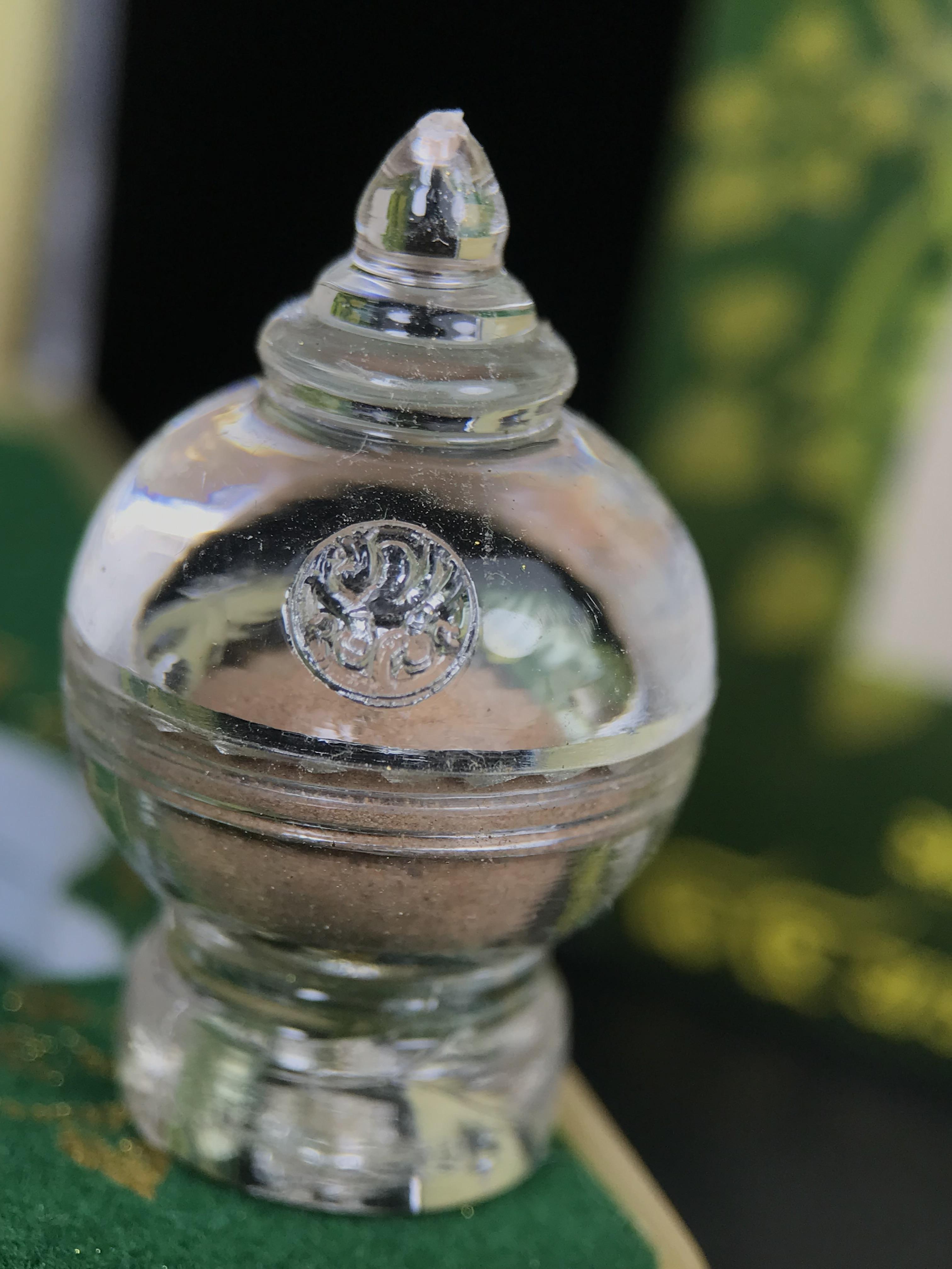 พระพุทธชินราช ภปร. 84 พรรษาในหลวงรัชกาลที่ 9 ปี 2554 พิมพ์กลางขนาดหน้าตัก 1/2 นิ้ว(สูง 3.8 ซม.) เนื้อบรอนซ์รมดำซาติน(สภาพผิวเดิมสวย) (พระราชทานมวลสาร จิตรลดาและเส้นพระเจ้า(เส้นผม)รัชกาลที่9)พุทธศิลป์ทรงคุณค่าอีกหนึ่งรุ่นยอดนิยม(องค์หมายเลข ๑๙๘๑)