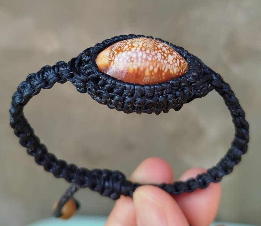 สร้อยข้อมือเบี้ยแก้ ถักเชือกเทียนสีดำ (ถักเชือกเทียนทั้งเส้น) ขนาด17-19 ซม
