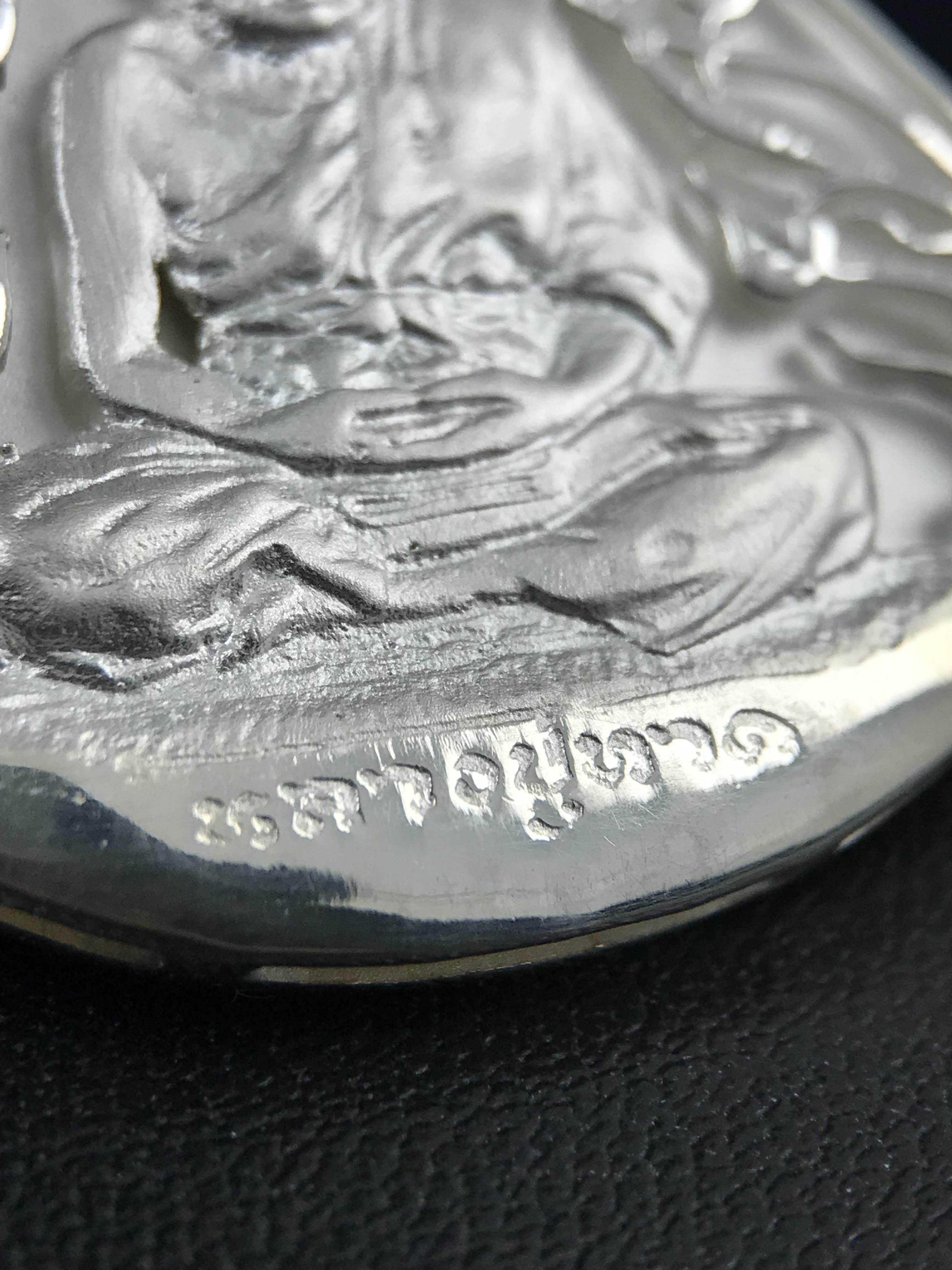 เหรียญหลวงปู่ทวด พระนามาภิไธย สก. แบบงานฉลุโบราณ(HAND MADE) ปี 2544 เนื้อเงิน(ผิวสวย) พิธีปลุกเสก ณ อุโบสถวัดช้างให้ และ พิธีมังคลาภิเษก ณ พระอุโบสถ วัดพระศรีรัตนศาสดาราม(วัดพระแก้ว) (1 ใน 2000 เหรียญ)พบเจอน้อยหายากมาก