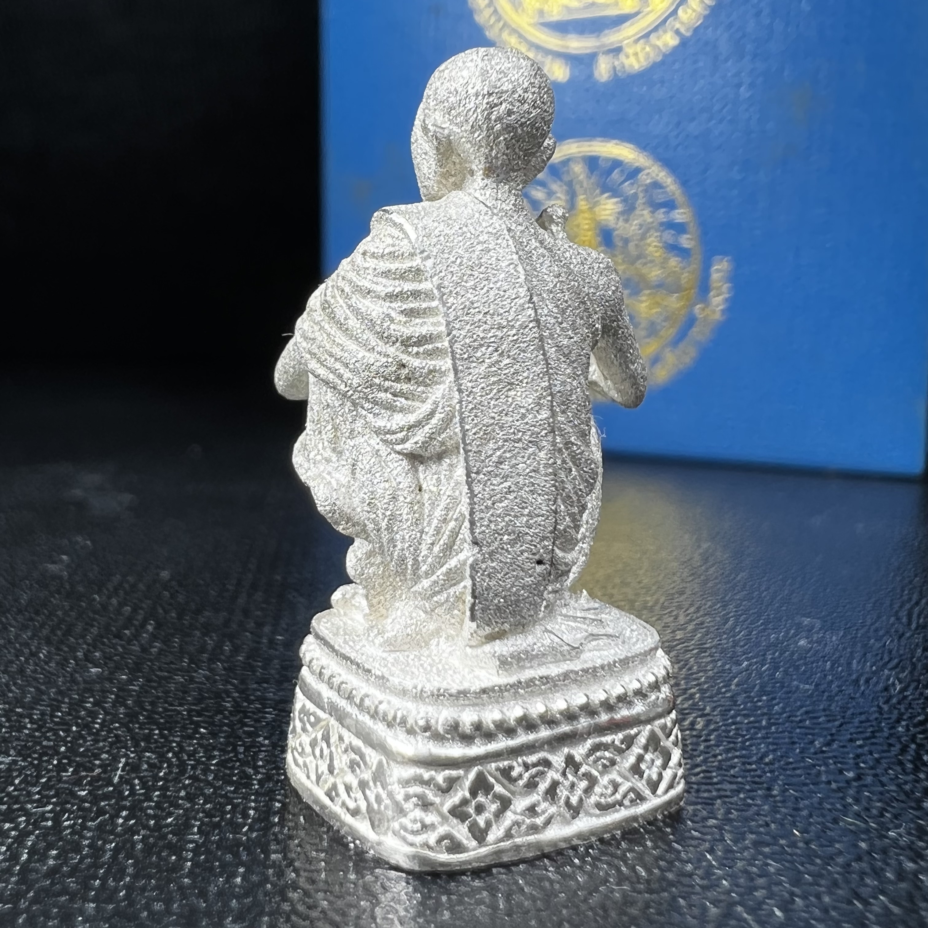 รูปหล่อหลวงพ่อคูณ รุ่นลาภ ยศ ทวีคูณ ปี2538 เนื้อเงินพ่นทรายประกายเพชร พร้อมกล่องบรรจุเดิมครบ(สภาพสวยเดิม นิยม)