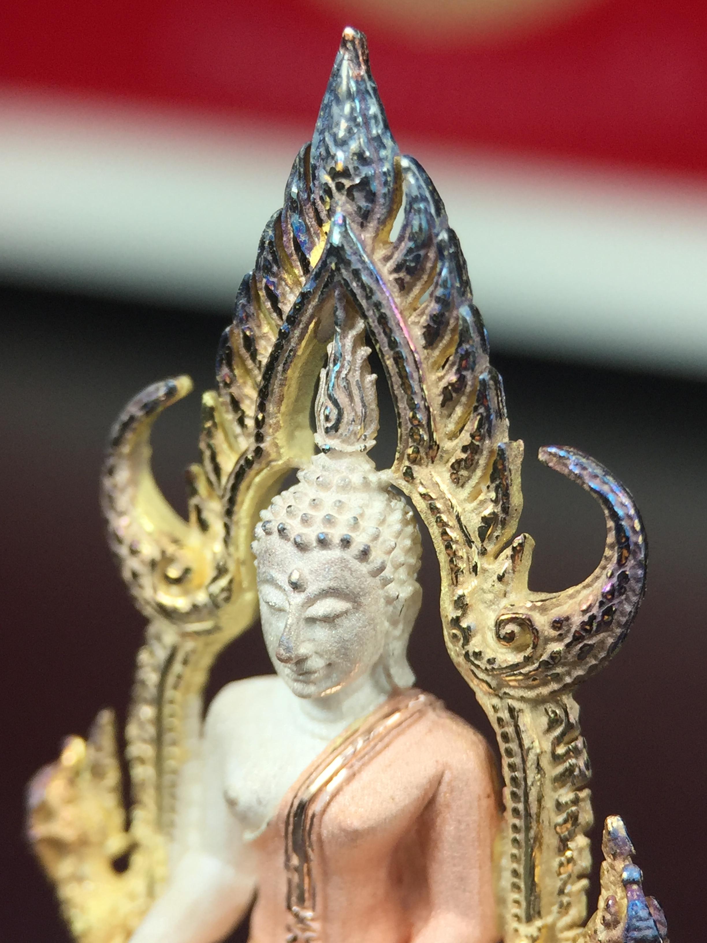 พระพุทธชินราช ภปร. ในวโรกาสพระราชพิธีมหามงคล เฉลิมพระชนมายุ6รอบ 5ธันวาคม2542 มูลนิธิพิทักษ์ดวงตาประชาชน จัดสร้าง เนื้อเงินบริสุทธิ์ 99.9% แบบสามกษัตริย์ขัดเงาบางส่วน พิมพ์ใหญ่ ขนาดสูง 3.4 ซม. พร้อมกล่องบรรจุเดิม