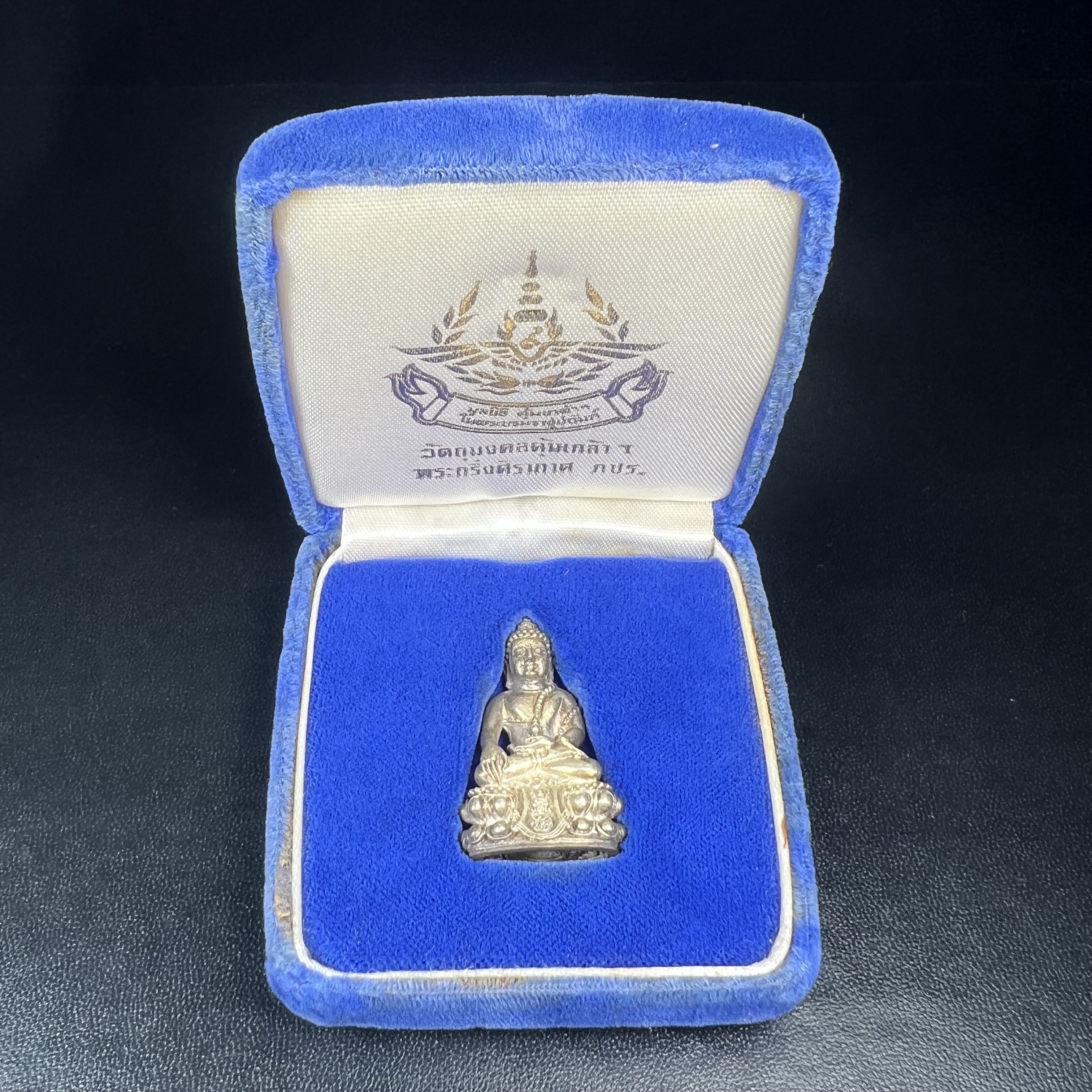 พระกริ่งศิรากาศ ภปร.(พระกริ่งคุ้มเกล้า)วัตถุมงคล"คุ้มเกล้าฯ" มูลนิธิ “คุ้มเกล้า” ในพระบรมราชูปถัมภ์ จัดสร้าง โรงพยาบาลภูมิพล เนื้อเงิน(พิมพ์หน้าไทย)(สภาพผิวเดิมขึ้นน้ำทองเก่าเก็บอย่างดีพร้อมกล่องบรรจุสวยมากมาก!)(ในหลวงรัชกาลที่9เสด็จเททอง)(พิธีใ