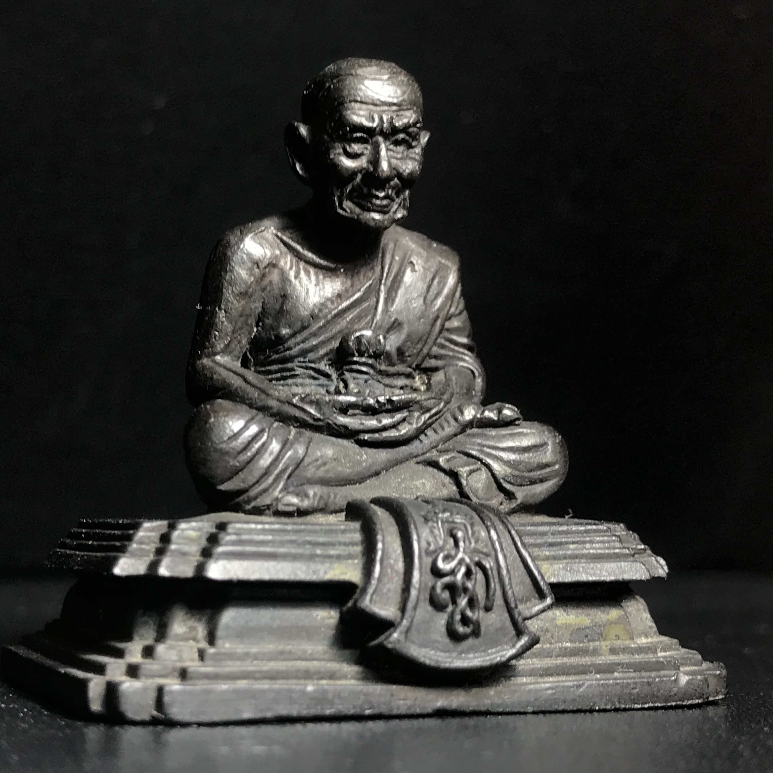 รูปหล่อพระหลวงพ่อทวด สก. ขนาดตั้งบูชาหน้ารถ วัดห้วยมงคล ปี 2546(รุ่น2) สร้างจากเนื้อโลหะที่ตัดชนวนจากส่วนของเศียรหลวงพ่อทวดองค์ใหญ่(คุ้มครองปลอดภัย แคล้วคลาด พิธีใหญ่ มวสสารดี)1 ใน 2500 องค์