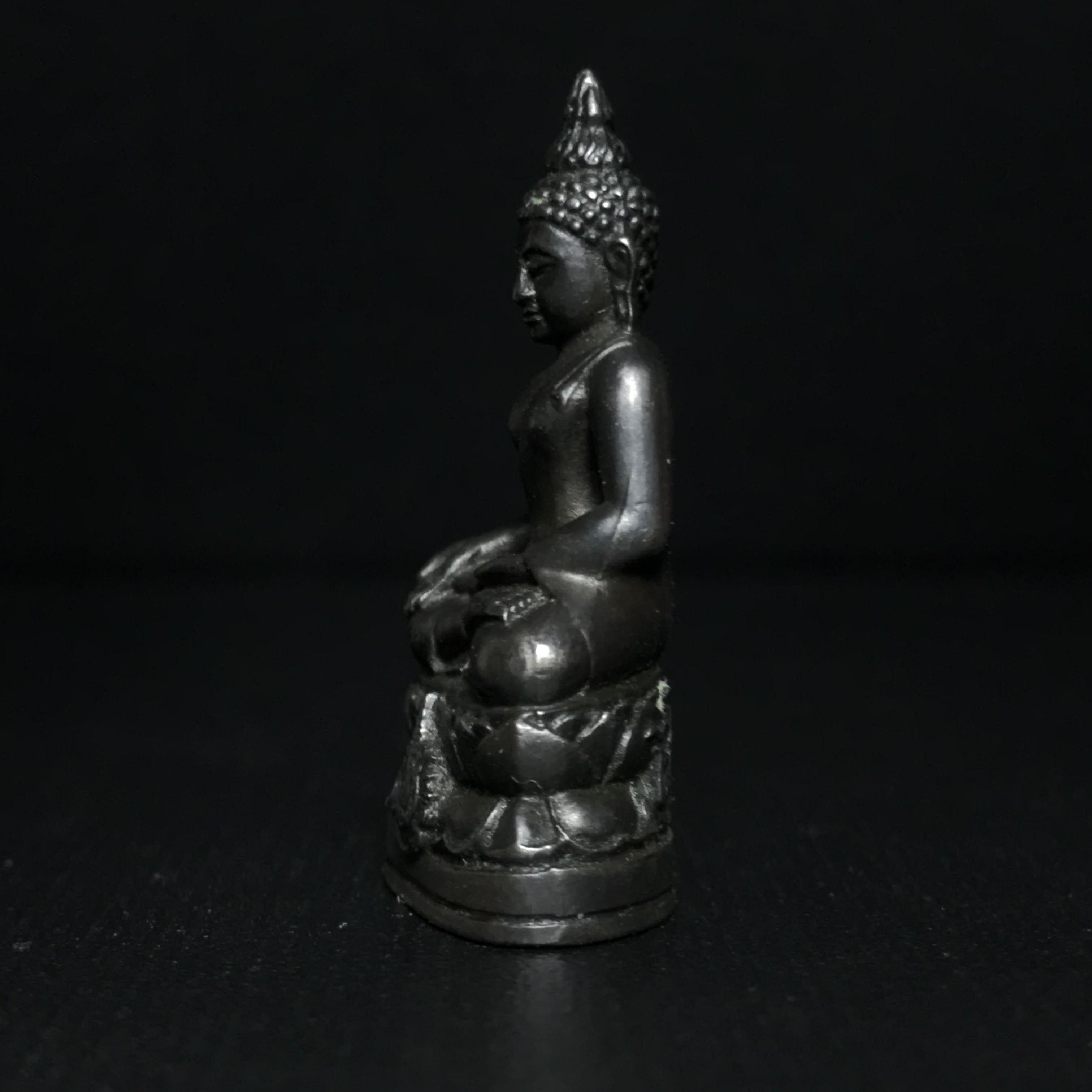 พระกริ่งไพรีพินาศ เฉลิมพระเกียรติ พระบาทสมเด็จพระเจ้าอยู่หัวรัชกาลที่9 พระชนมพรรษา 6 รอบ ปี2542 เนื้อนวโลหะผสมทองคำ(บรรจุเหล็กไหล)ดีนอก-ดีใน