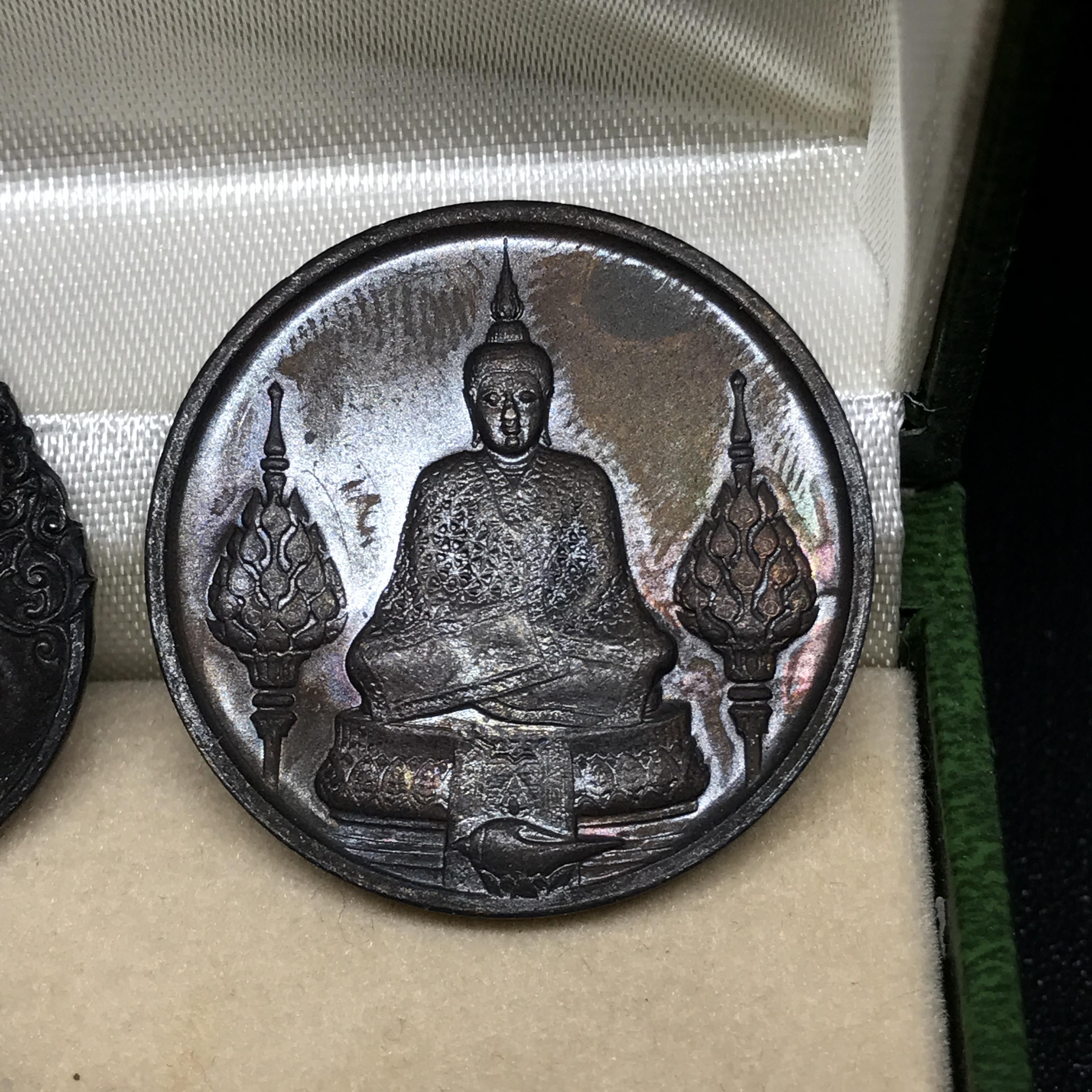 เหรียญพระแก้วมรกตหลัง ภปร ฉลองกรุงรัตนโกสินทร์ครบ 200 ปี พ.ศ.2525 เนื้อทองแดงกล่องบรรจุเดิมครบ3พิมพ์(บล็อกพระราชศรัธา)(ในหลวงรัชกาลที่9 เสด็จในพิธี)