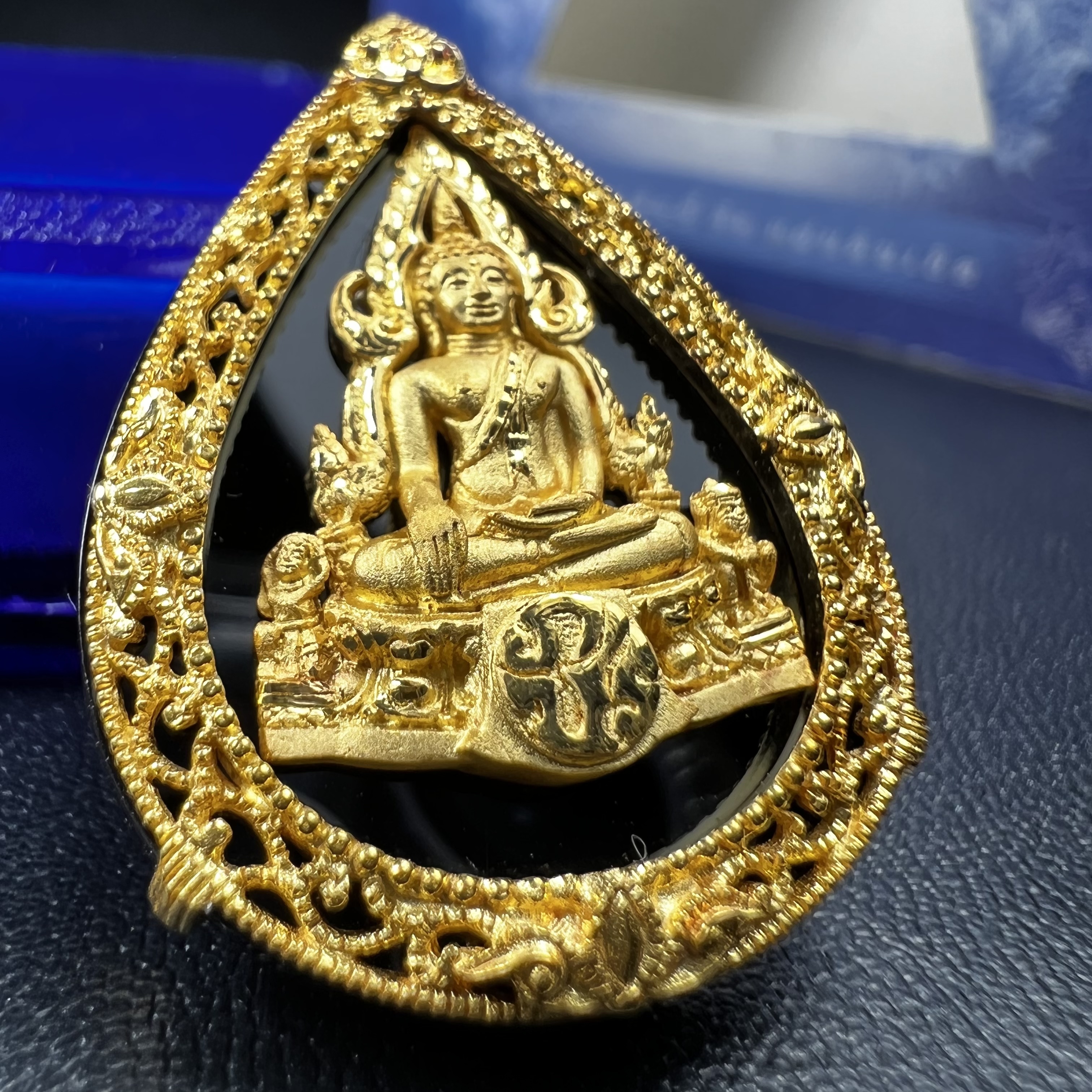 เหรียญพระพุทธชินราช ภปร. รูปหยดน้ำ โครงการ เพราะแผ่นดินนี้คือแผ่นดินเกิด เนื้อทองคำ (นน.รวม 7.3 กรัม) ปี2551 (ขนาด 21 x 29 มม.) (สวยงามหายาก)1ใน 3000องค์