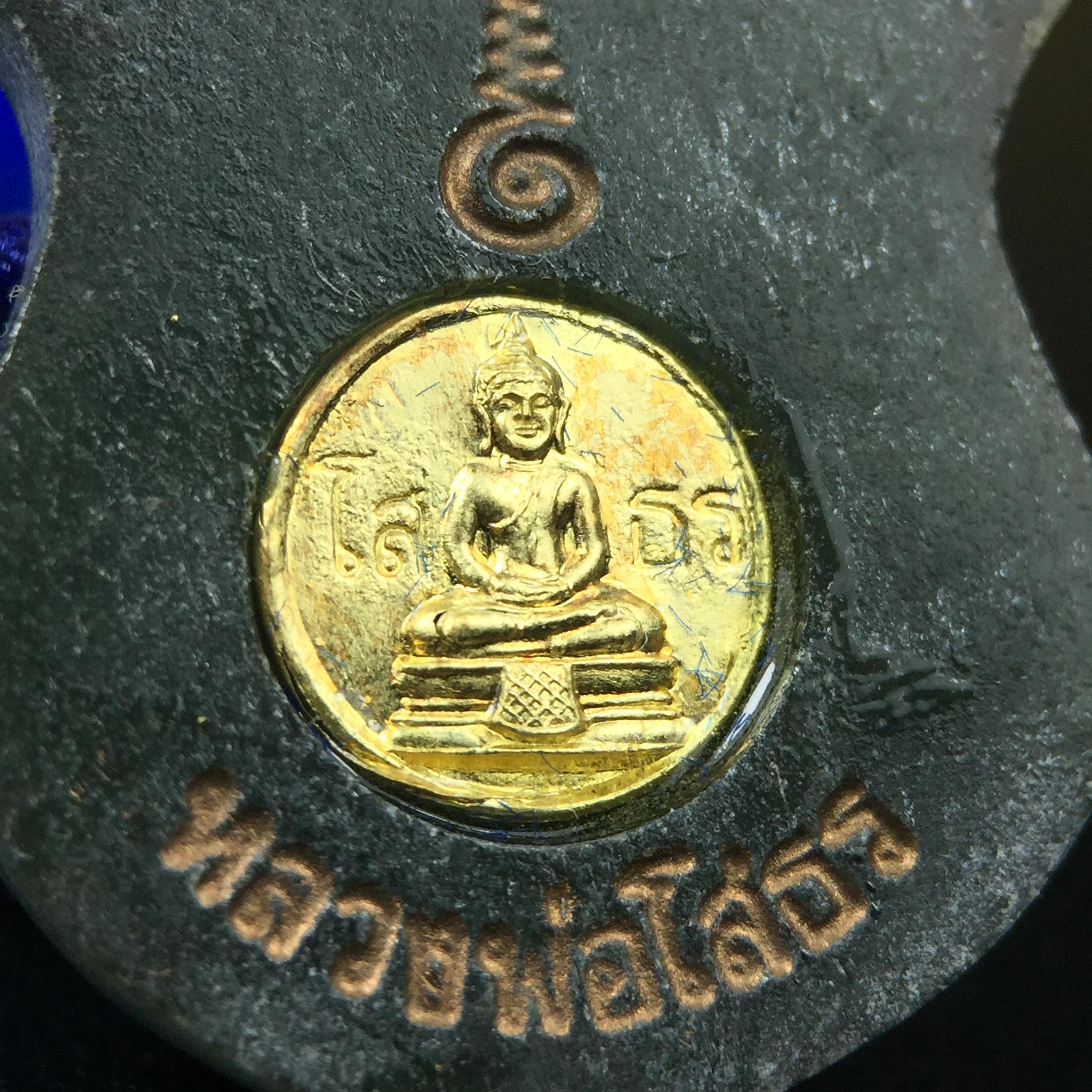 พระพุทธโสธร เนื้อหยก(รุ่นแรก)รุ่นประวัติศาสตร์ พุทธาภิเษก วันที่ 3 กันยายน พ.ศ.2543 ณ พระอุโบสถวัดโสธรวรารามวรวิหาร อ.เมือง จ.ฉะเชิงเทรา พิมพ์รูปอาร์มด้านหลังพระมีโค๊ตแผ่นทองคำแท้กำกับทุกองค์พร้อมกล่องบรรจุและบัตรรับรองเดิมครบชุด (1 ใน 3999 องค์)นิยมหายาก