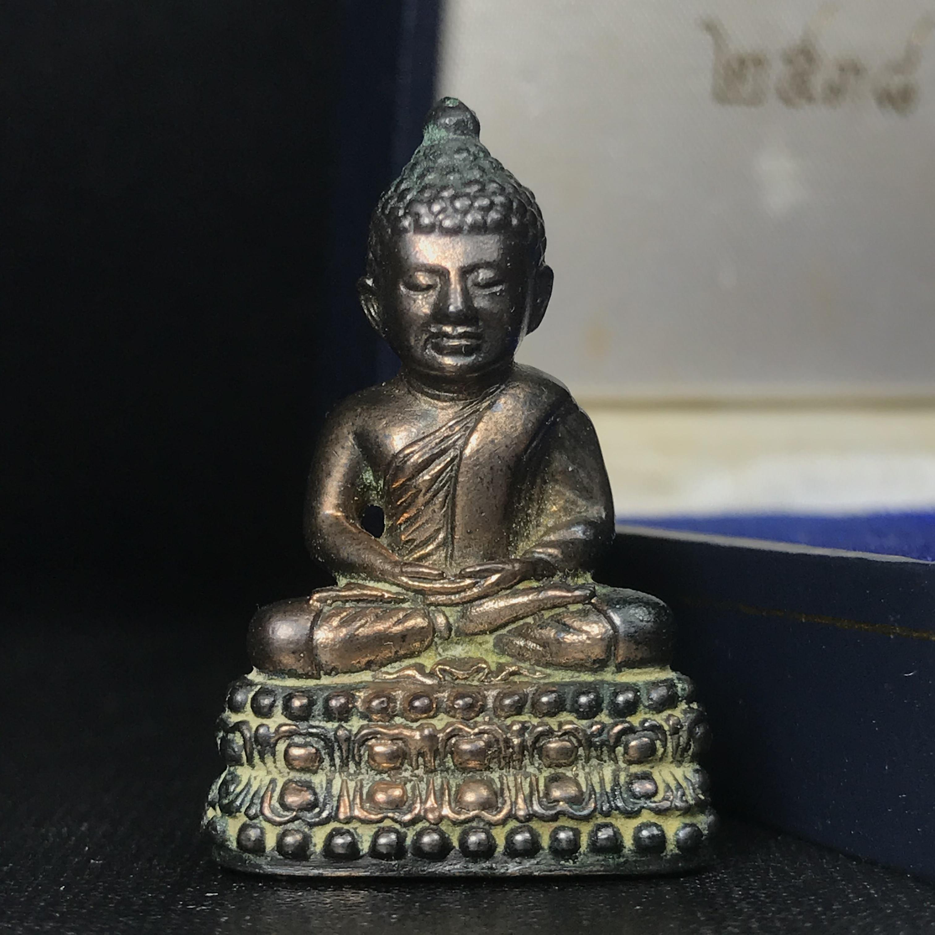 พระนิรันตราย ปี2538 วัดบวรนิเวศ เนื้อนวโลหะเต็มสูตร(ผสมทองคำ)(อุดผงจิตรดาและเส้นเกษา)(นิยมหายาก)