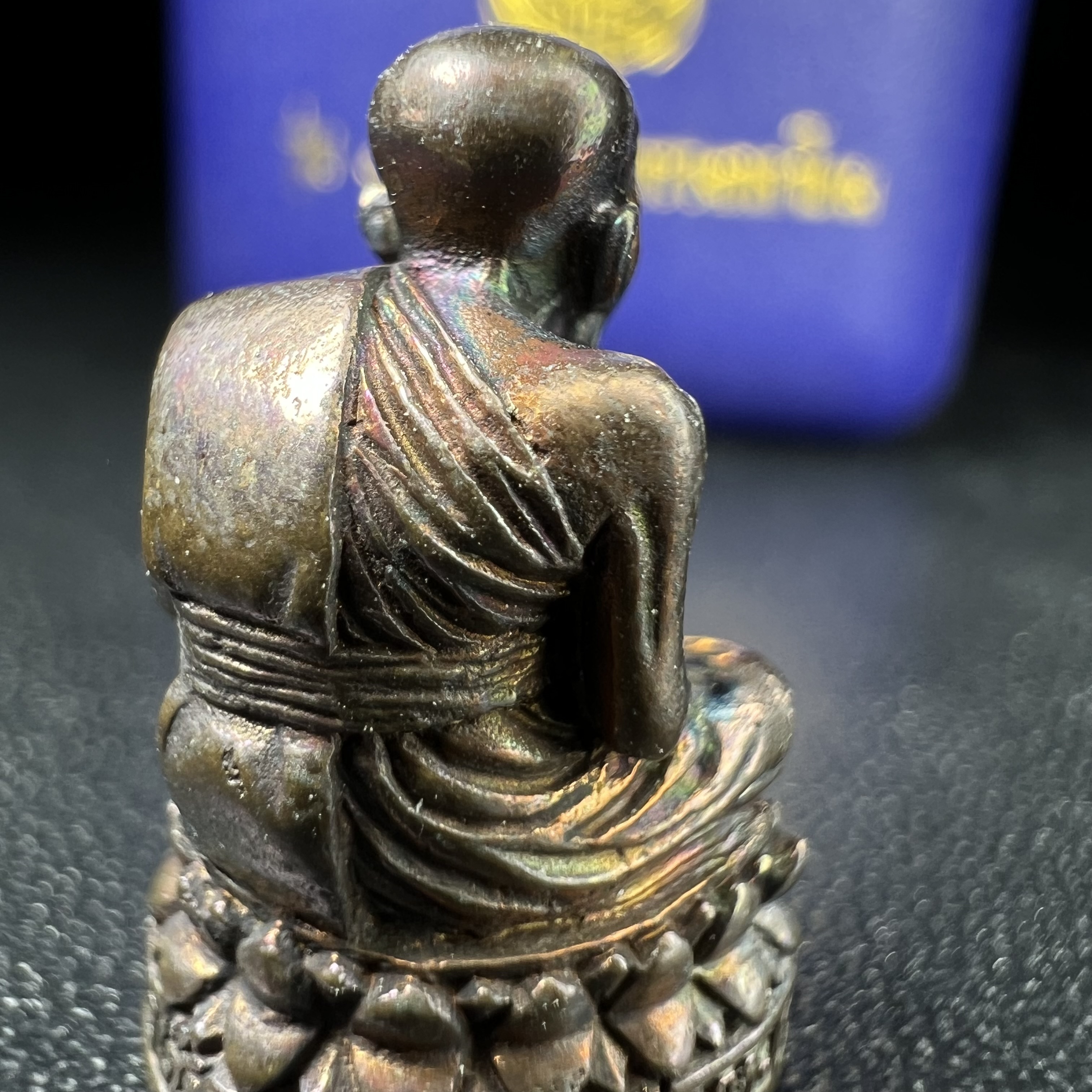 รูปเหมือนหล่อลอยองค์หลวงปู่ทวด รุ่น 111ปี กระทรวงกลาโหม เนื้อนวโลหะรมดำ-ปัดเงา ปี2540 พิธีใหญ่ เข้มขลัง นิยม พร้อมกล่องบรรจุเดิม(คัดสภาพสวยผิวเทพๆผิวรุ้งๆ)ทั้งพิธีทั้งพุทธศิลป์ทรงคุณค่าอีกหนึ่งรุ่นยอดนิยม