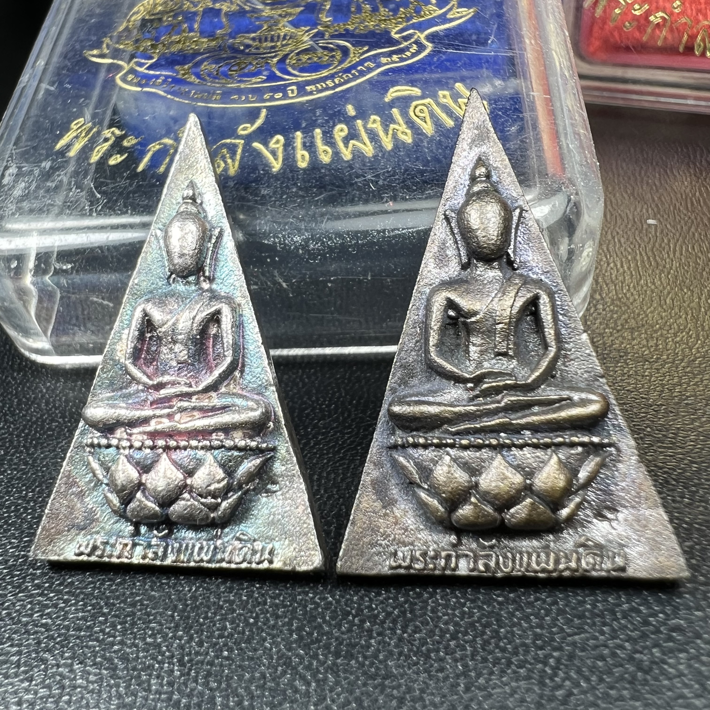 พระกำลังแผ่นดิน (สมเด็จจิตรลดา2) จัดสร้างเฉลิมพระเกียรติ ร.9 ครองราชย์ 50 ปี 2539 เนื้อเงิน(ผิวเดิมกลับดำ รุ้งๆสวย)+เนื้อนวโลหะ(สร้างน้อยหายาก)พร้อมกล่องบรรจุเดิม(1ใน2539องค์)