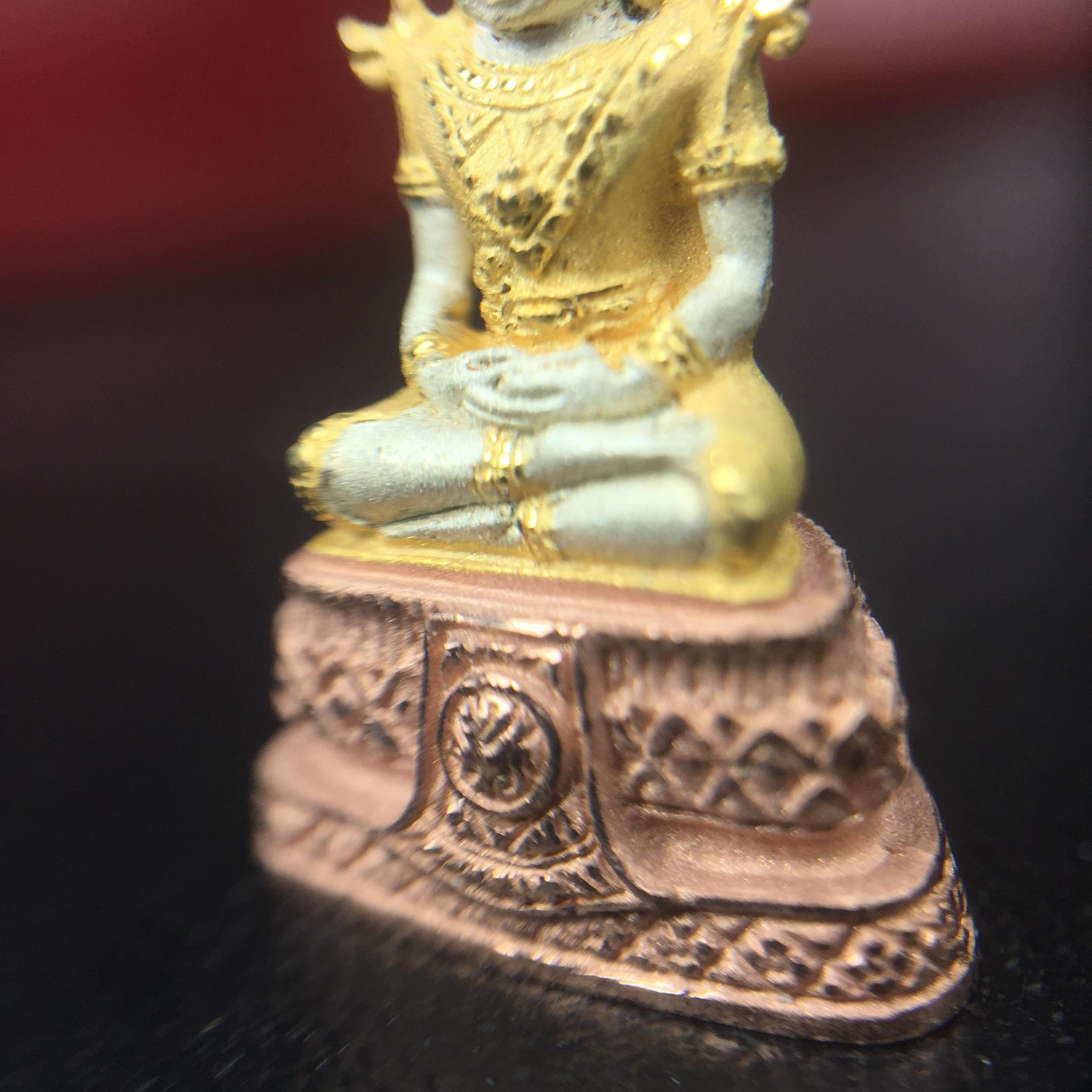 พระแก้วมรกต ภปร.(รุ่นแรก) ปี2545 รุ่นฉลองกรุงรัตนโกสินทร์ครบ 220 ปี เนื้อเงินสามกษัตริย์ พิมพ์เล็ก หล่อลอยองค์