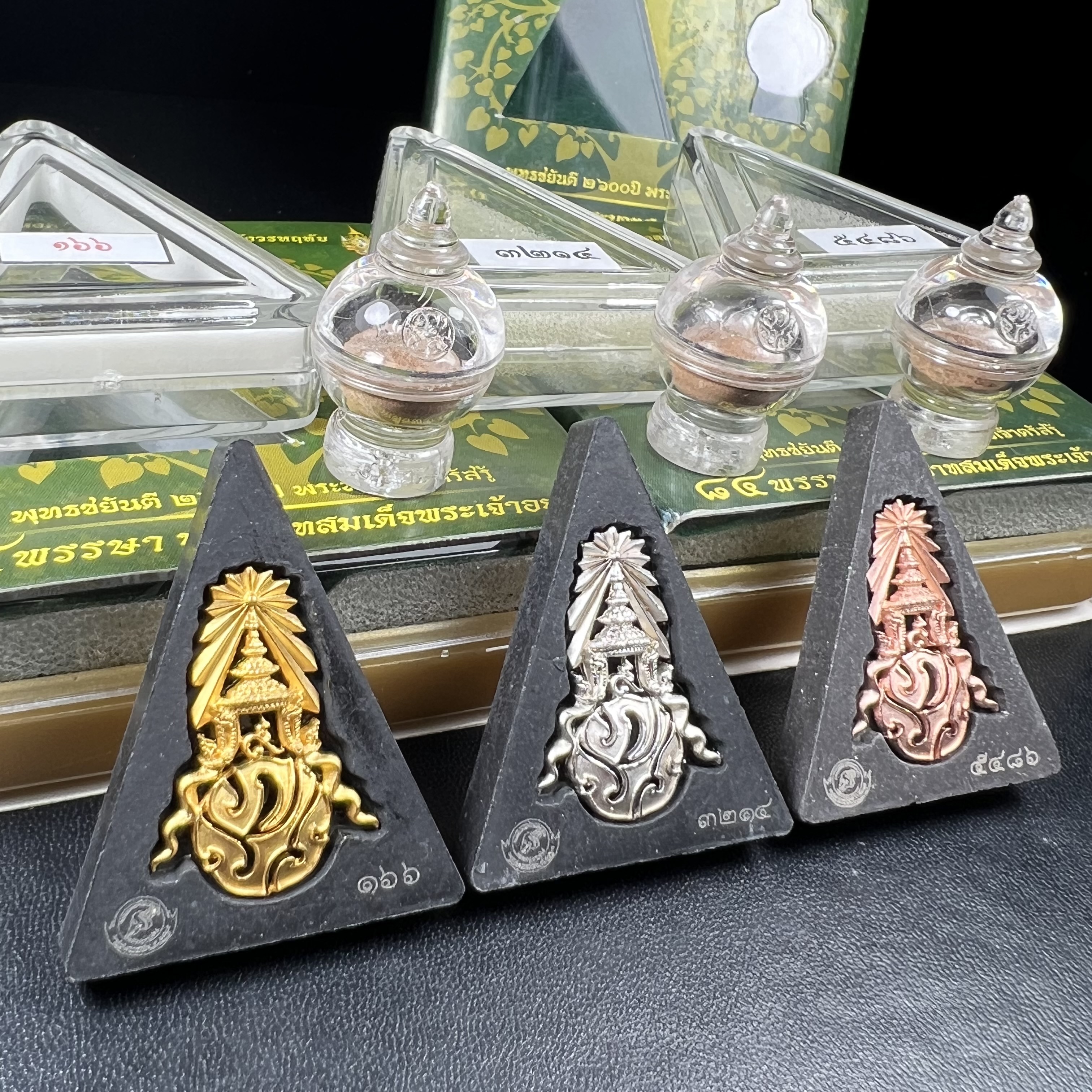 พระพุทธชินราช(จำลอง)ภปร. 84พรรษา เนื้อผงปิดทองด้านหน้า หลัง ภ.ป.ร. เนื้อทองคำ+เนื้อเงินชุบทองคำขาว+เนื้อทองแดง(1ชุด 3องค์)(พระราชทานมวลสาร จิตรลดาและเส้นพระเจ้า(เส้นผม)ในหลวงรัชกาลที่9)พุทธศิลป์ทรงคุณค่าอีกหนึ่งรุ่นยอดนิยม