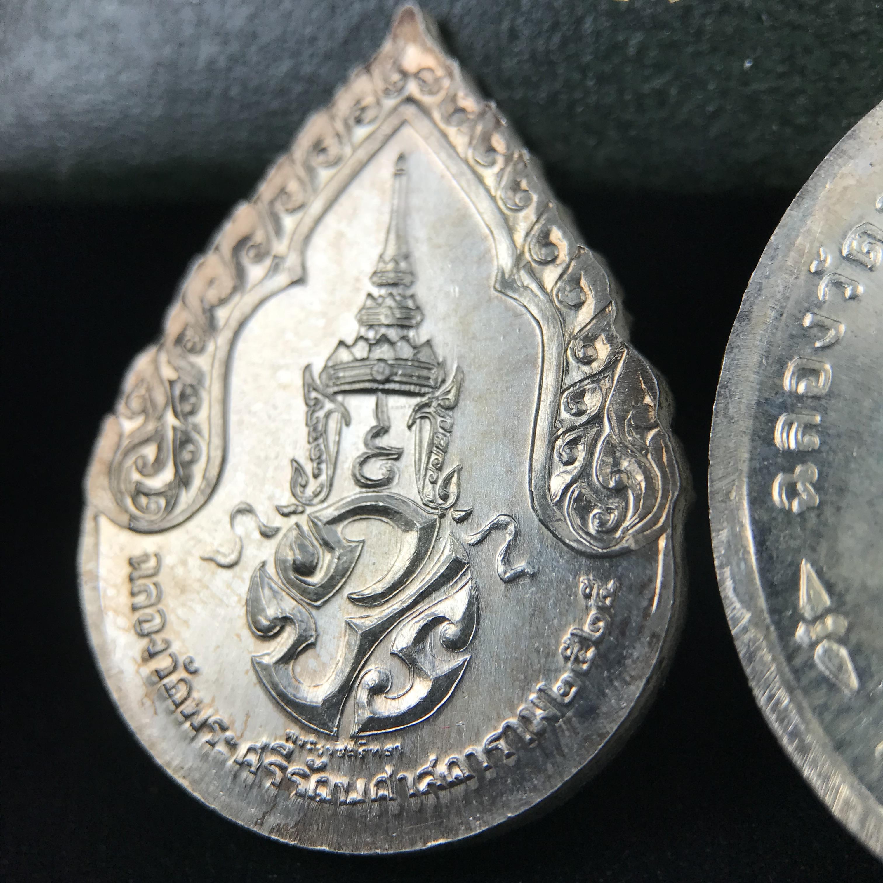 เหรียญพระแก้วมรกตหลัง ภปร. ฉลองกรุงรัตนโกสินทร์ครบ 200 ปี พ.ศ.2525 เนื้อเงินกล่องบรรจุเดิมครบ3พิมพ์(บล็อกพระราชศรัธา)(ในหลวงรัชกาลที่9 เสด็จในพิธี)พระคู่บ้านคู่เมือง...พระดี...พิธีใหญ่