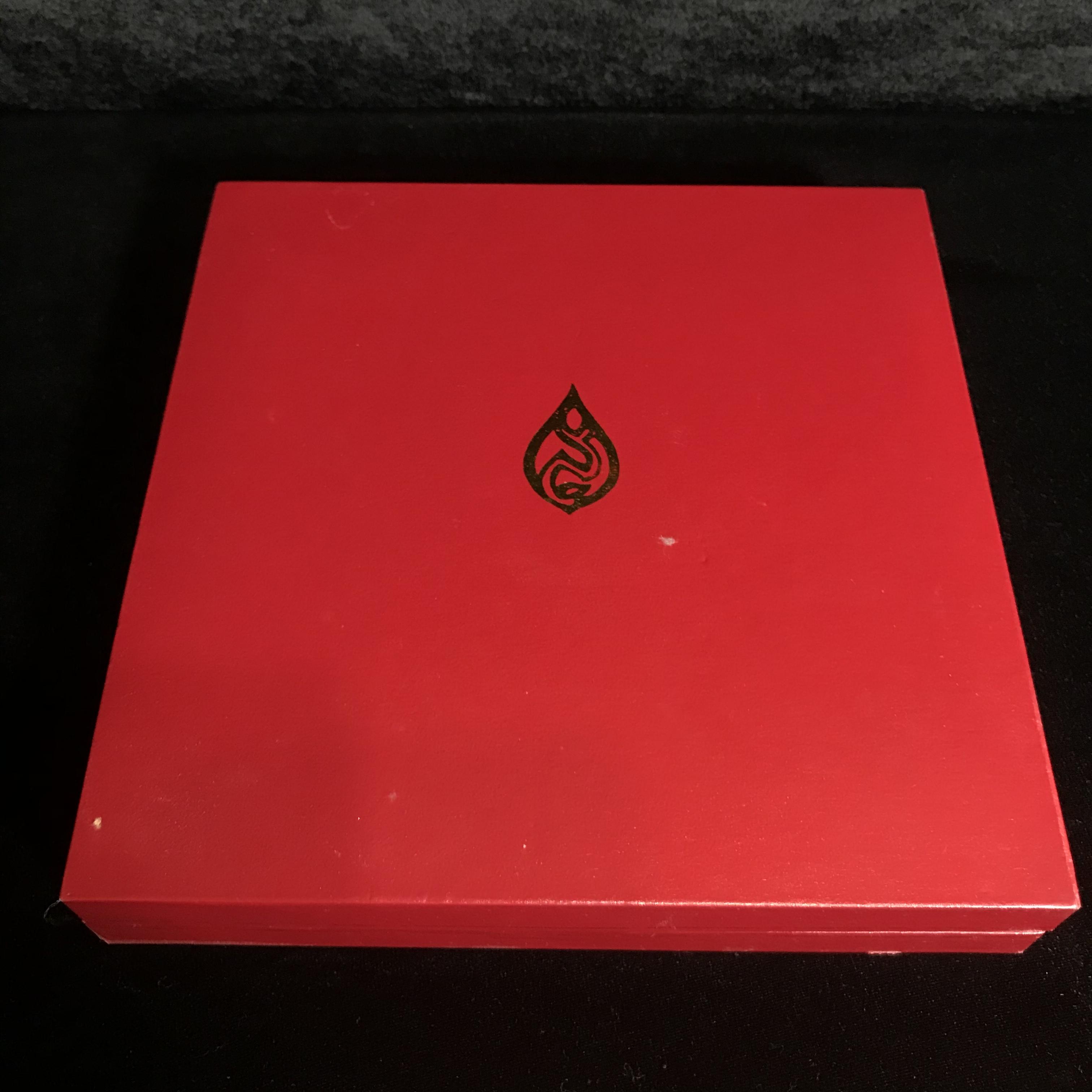 เหรียญพระราชทาน มูลนิธิ พอ.สว. ปี2541 (1ชุด มี 2 เหรียญ สภาพสวยมาก(กล่องเดิม))ชุดพิเศษพร้อมหนังสือหายาก