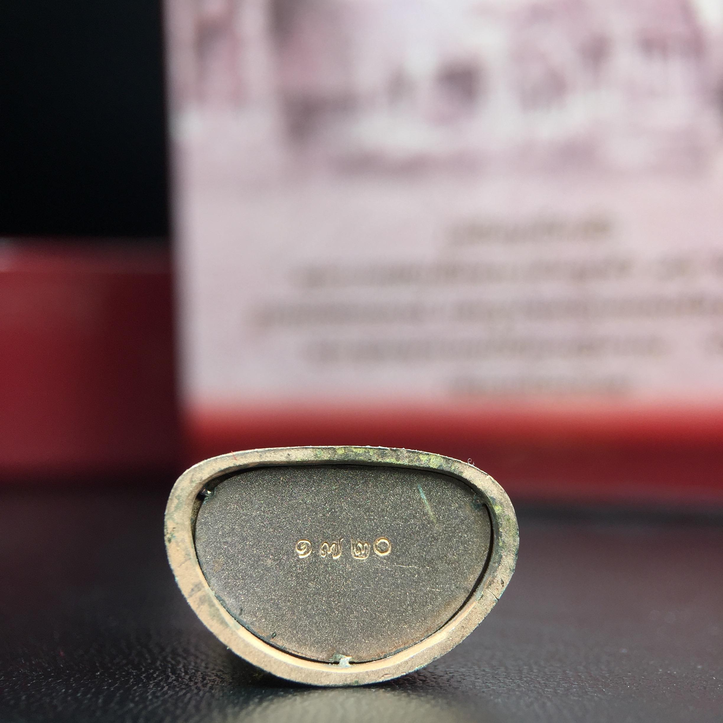 พระแก้วมรกต ภปร.(รุ่นแรก) ปี2545 จัดสร้างในมหาวโรกาส พระบาทสมเด็จพระเจ้าอยู่หัวรัชกาลที่ 9 ครบรอบ 75 พรรษา และฉลองกรุงรัตนโกสินทร์ครบ 220 ปี พิมพ์ลอยองค์ใหญ่ เนื้อเงินบริสุทธิ์ 92.5%(สามกษัตริย์) ขนาด 19*35 มม. พร้อมกล่อง สวยครบสมบูรณ์(องค์หมายเลข ๑๗๒๐)