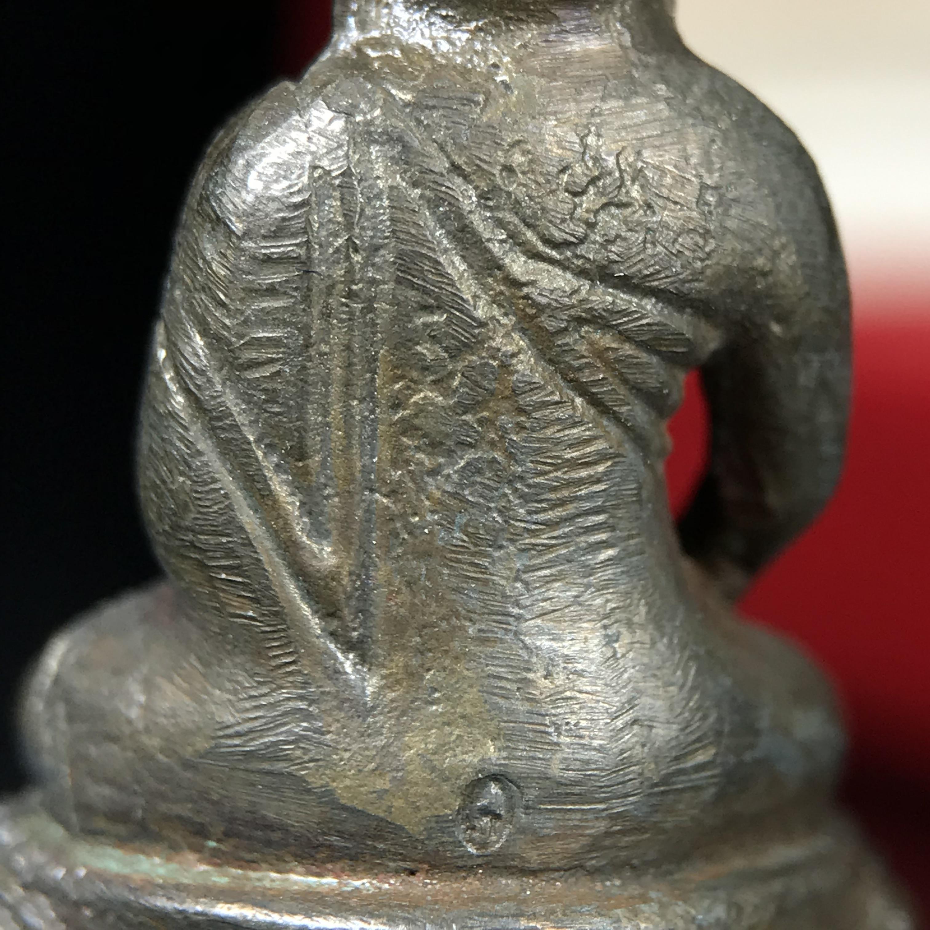 พระกริ่งศาสดา ภปร. วัดบวรนิเวศวิหาร ปี 2532 จัดสร้างในโอกาสสองทศวรรษรามาธิบดี เพื่อศูนย์การแพทย์สิริกิติ์ เนื้อนวโลหะ(ผิวเดิมสวยงาม) (พิธีใหญ่ มวลสารมงคล สวยงามเข้มขลัง)สมเด็จพระญาณสังวร สมเด็จพระสังฆราชฯเสด็จเททอง***ตอกโค๊ตหมายเลข ๑๑๑๖***