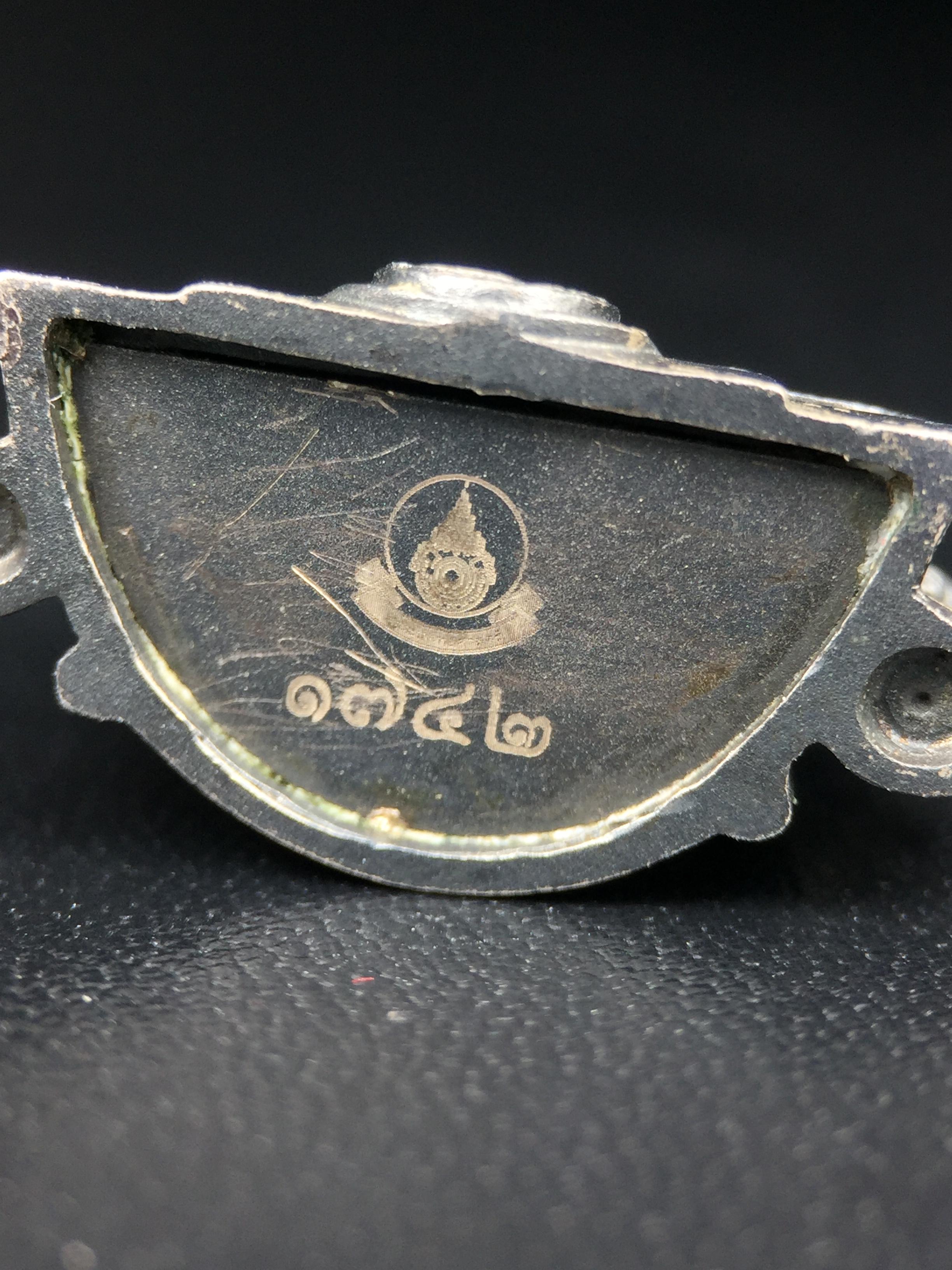 พระพุทธชินราช ภปร. โครงการ เพราะแผ่นดินนี้คือแผ่นดินเกิด เนื้อเงินชุบทองคำซุ้มรมดำ ปี2551 ขนาดหน้าตัก1/2นิ้ว(3.5*2.5 ซม.) (สวยงามหายาก)1ใน 5000 องค์