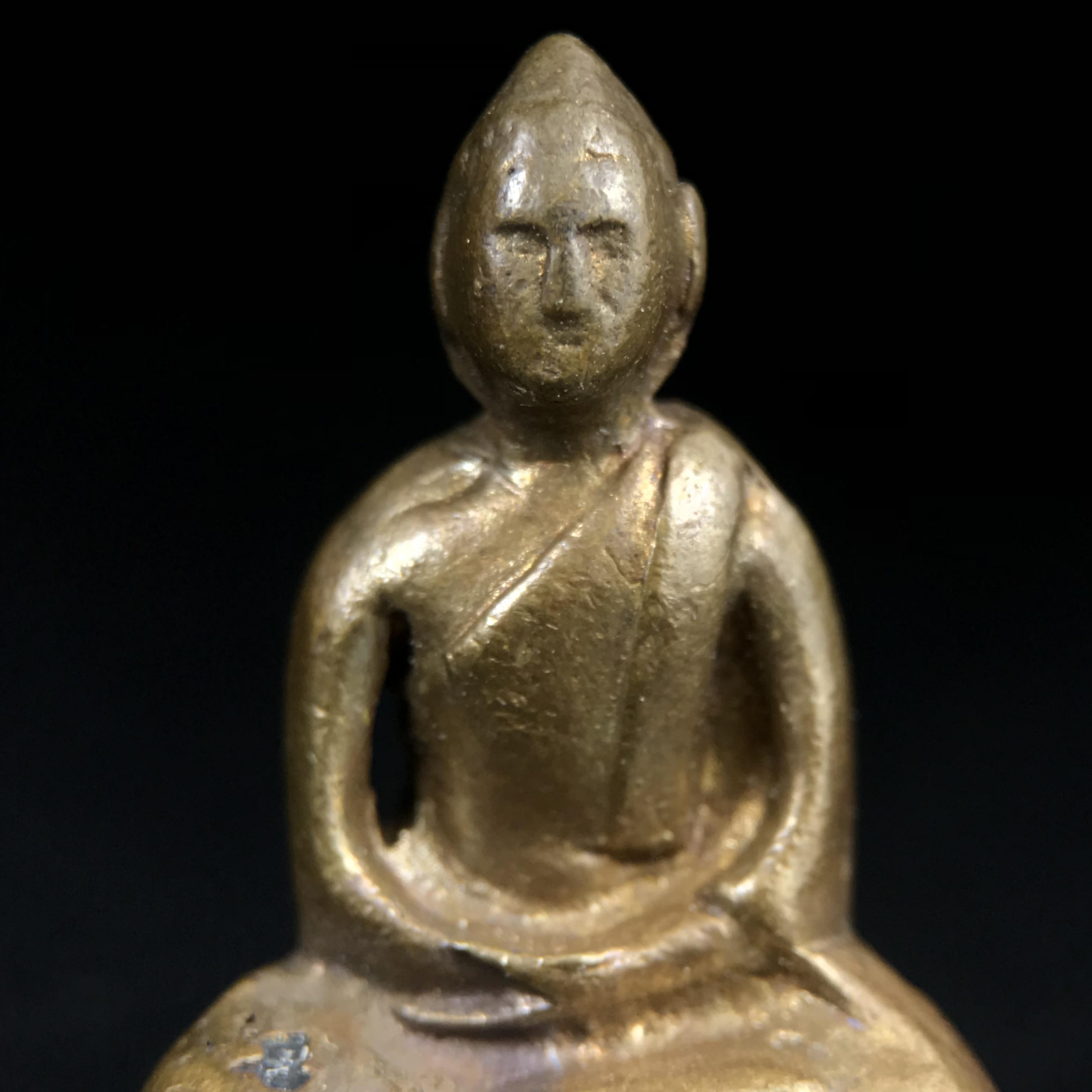 พระกริ่งฝีพระหัตถ์สมเด็จย่า ขนาดห้อยบูชาขนาดเล็ก จัดสร้างขึ้นเนื่องในวาระครบ 6 รอบ เมื่อวันที่21 ตุลาคม พ.ศ.2515(ในหลวงรัชกาลที่ 9 เสด็จพระราชดำเนินทรงเททอง)ปลุกเสกยิ่งใหญ่ เกจิ 108 รูป ร่วมปลุกเสก คัดสภาพสวยแบบนี้พบเจอน้อยมาก หมายเลขต้นๆหลักร้อย หายากมาก