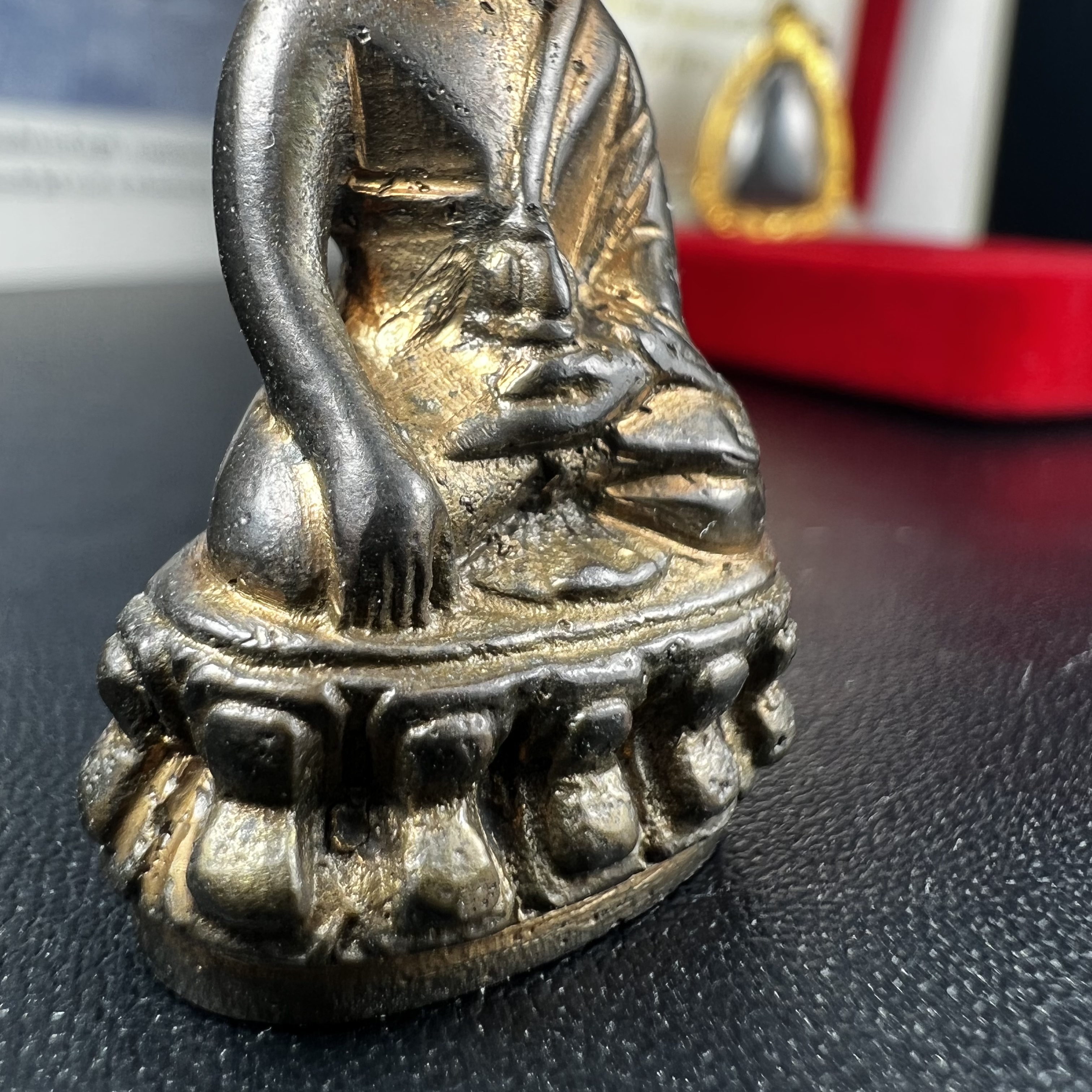 พระกริ่ง-พระชัยวัฒน์ ปวเรศ ปี2530 วัดบวรนิเวศราชวรวิหาร(องค์พระชัยวัฒน์เลี่ยมกรอบทองคำแท้)(ในหลวง ร.9 เสด็จเททอง)(บรรจุเส้นเกศาในหลวงรัชกาลที่9)พร้อมสูจิบัตรเดิมตอนจัดสร้าง(สภาพสวยครบสมบูรณ์) (องค์หน้าใหญ่)(องค์ทองทบ)แบบพิมพ์นิยมหายาก