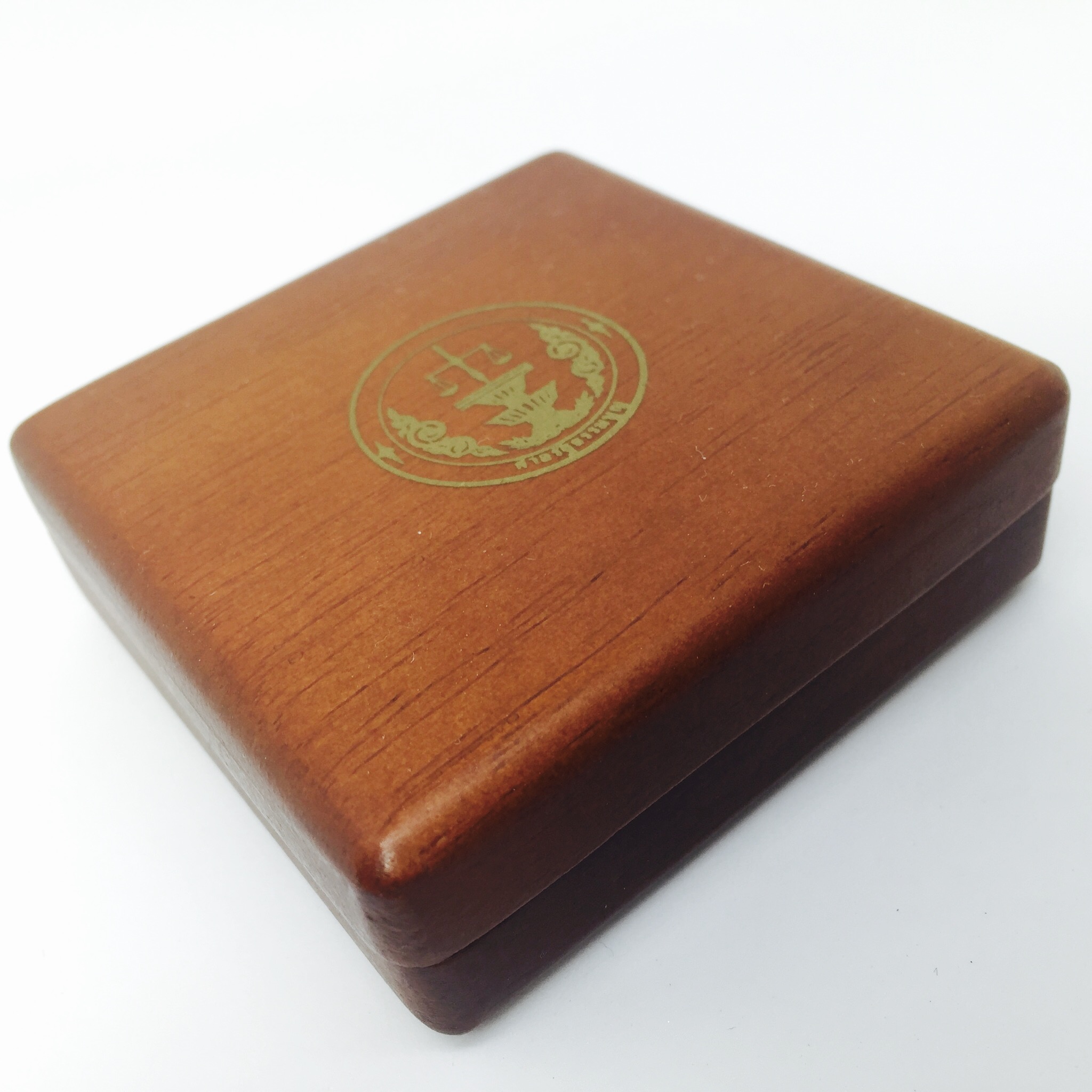 เหรียญในหลวง ที่ระลึกเปิดศาลรัฐธรรมนูญ จัดสร้างปี 2543 เนื้อเงินรมดำพร้องกล่องไม้บรรจุเดิมสวยงาม