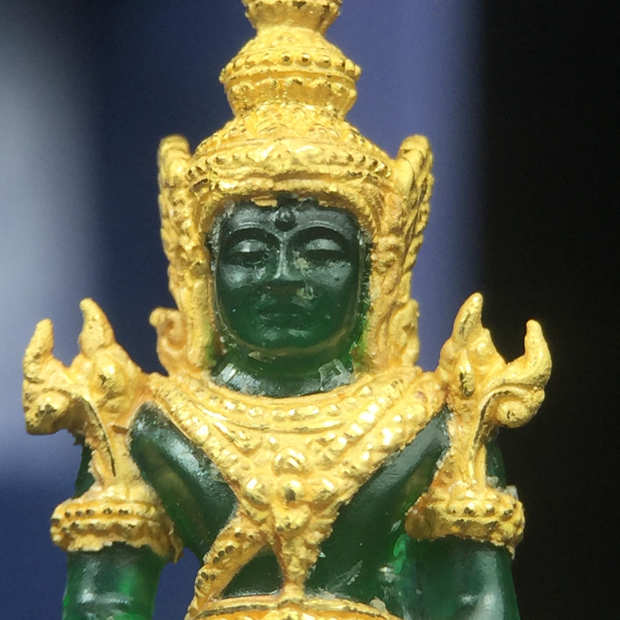 พระแก้วมรกต ภปร. จัดสร้างโดย รพ.ภูมิพลฯ ปี2547 ลอยองค์ขนาดหน้าตัก 1/2 นิ้ว เนื้อเรซิ่นหุ้มทองคำ99.99 งดงามทรงคุณค่าอีกหนึ่งรุ่นยอดนิยม หายาก