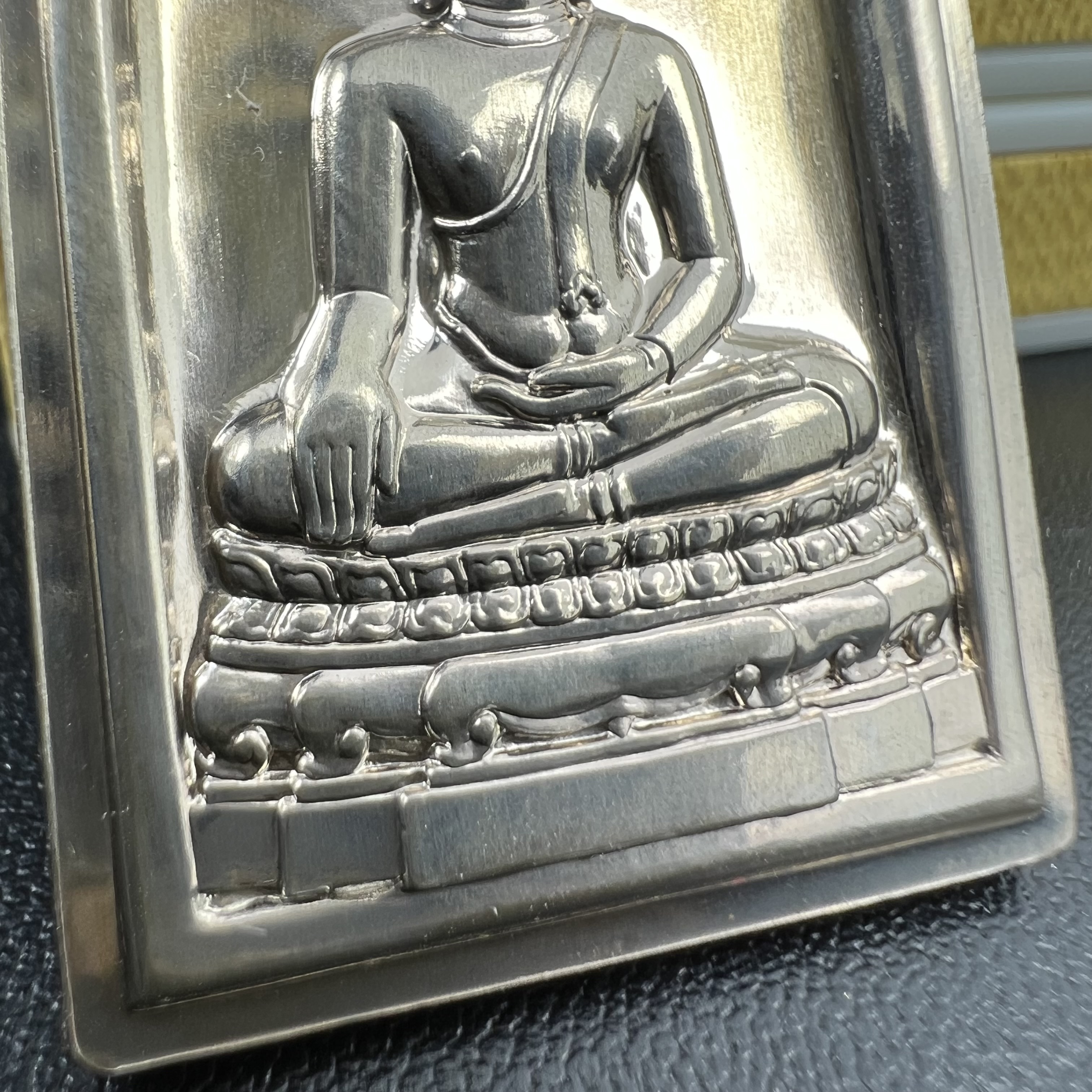 พระพุทธชินสีห์ หลังตรา ปรมาภิไธยย่อ ภปร. ในวโรกาสเฉลิมพระชมพรรษาในหลวงรัชกาลที่9 ครบ 7 รอบ และ ที่ระลึกสมโภชวัดบวรนิเวศวิหารครบ 175 ปี พ.ศ.2554 เหรียญเนื้อเงิน พิมพ์ใหญ่ ขนาดสูง 3.8 ซม. พร้อมกล่องบรรจุเดิมพระราชทาน(1 ใน 1585 เหรียญ)หายาก