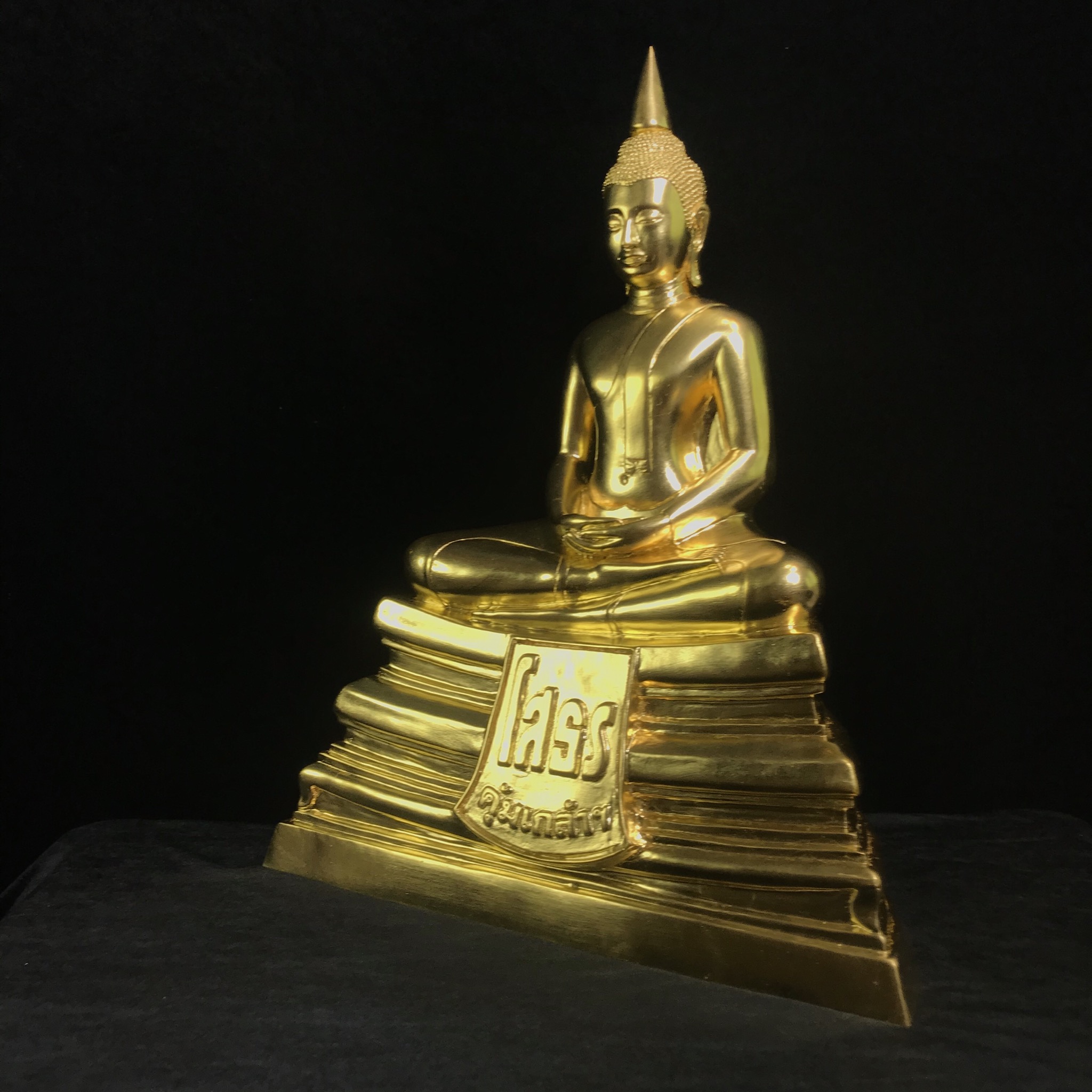 พระพุทธโสธร ทองประทาน คุ้มเกล้าฯ ปวงประชา ภปร.(ใต้ร่มพระบารมี คุ้มเกล้า) 60ปี โรงพยาบาลภูมิพลฯ พ.ศ.2552 เนื้อโลหะบรอนซ์ ลงรักปิดทอง(ขนาดบูชาหน้าตัก 9 นิ้ว)บรรจุมวลสาร“ทองคำศักดิ์สิทธิ์”ที่ปิดองค์หลวงพ่อมากว่า 100 ปี ตอกโค๊ดหมายเลข ๑๕๘(1 ใน 2000 องค์)หายาก