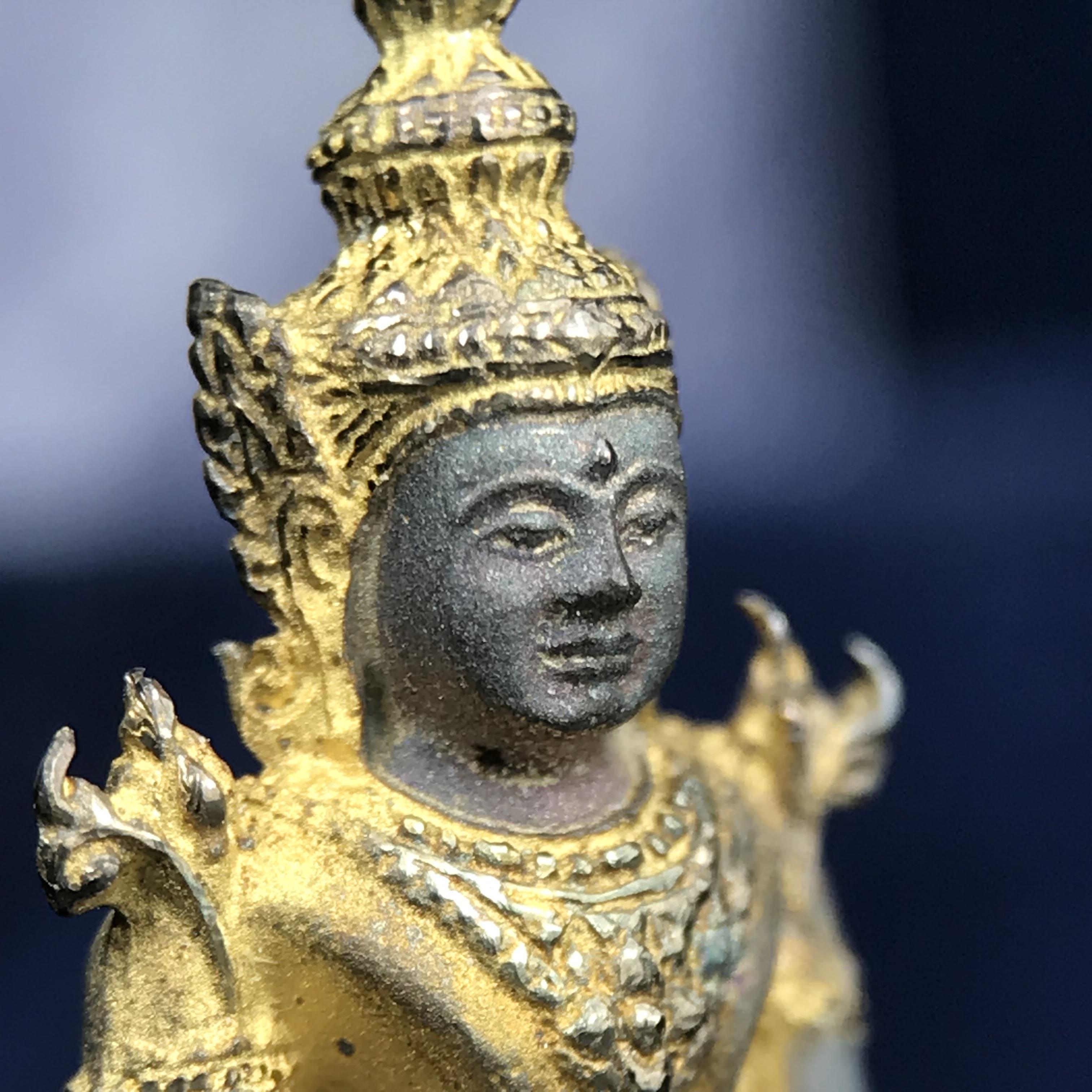 พระแก้วมรกต ภปร. ปี 2547 จัดสร้างโดยโรงพยาบาลภูมิพลอดุลยเดช เนื้อเงิน(3 กษัตริย์) ลอยองค์ หน้าตัก 1/2 นิ้ว สูง 3.7 ซม.พิธีมหามังคาภิเษก ณ พระอุโบสถวัดพระศรีรัตนศาสดาราม(วัดพระแก้ว) งดงามทรงคุณค่าอีกหนึ่งรุ่นยอดนิยม หายาก(องค์หมายเลข ๑๔๖๖)ผิวเดิมติดรุ้งสวย