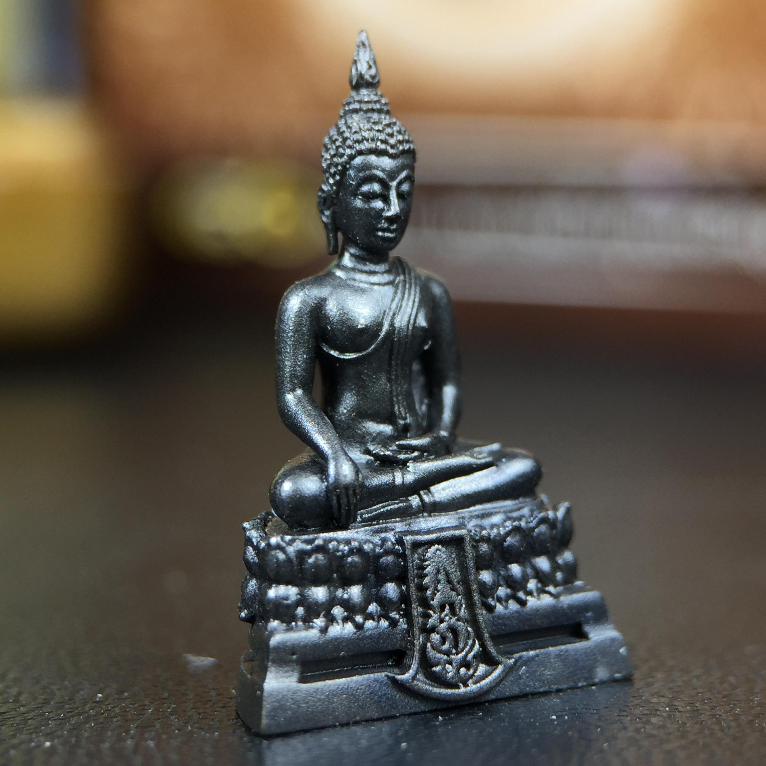 พระพุทธรูปคุ้มเกล้า ภปร. มหามงคล 80พรรษา “รุ่นเย็นศิระเพราะพระบริบาล 80พรรษา มหากษัตริย์คู่แผ่นดินสยาม” เนื้อนวโลหะรมดำ พิมพ์เล็ก ขนาด 10*21 มม.(โลหะชนวนพระ ภ.ป.ร.2508 และผงตะไบพระกริ่งปวเรศ 2530 มาร่วมในการจัดสร้างด้วย)