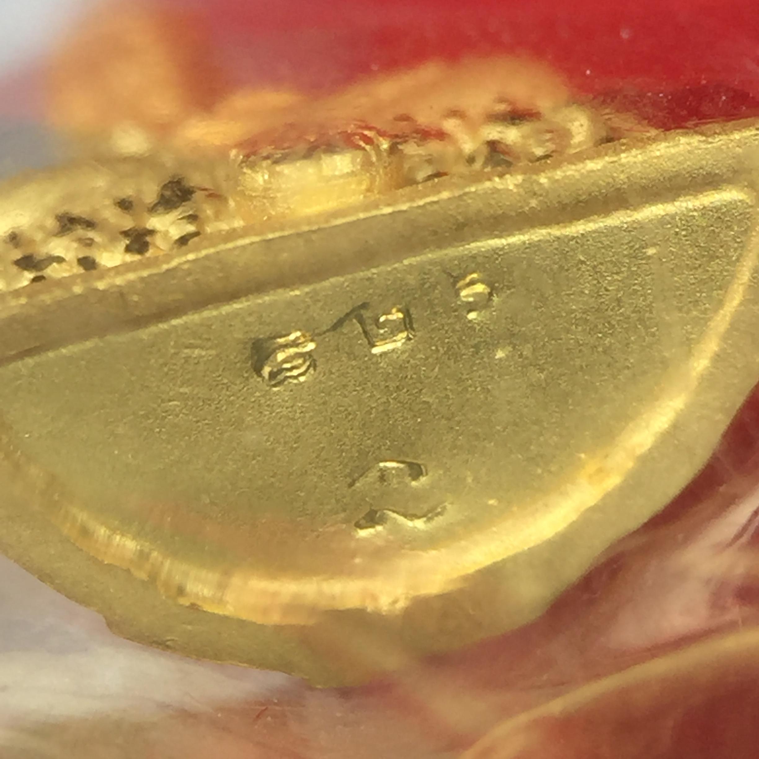 พระชัยวัฒน์พุทธสิหิงค์ ภปร. รุ่นสร้างหอพระธรรมศาสตร์ ปี2542 เนื้อทองคำ(5.9 กรัม)(ผิวเดิม ซีนซองเดิม กล่องครบสวยสมบูรณ์) มหาพิธี 3วาระอันยิ่งใหญ่(ตอกโค๊ตและหมายเลข๘๒๑) (1ใน5000องค์)