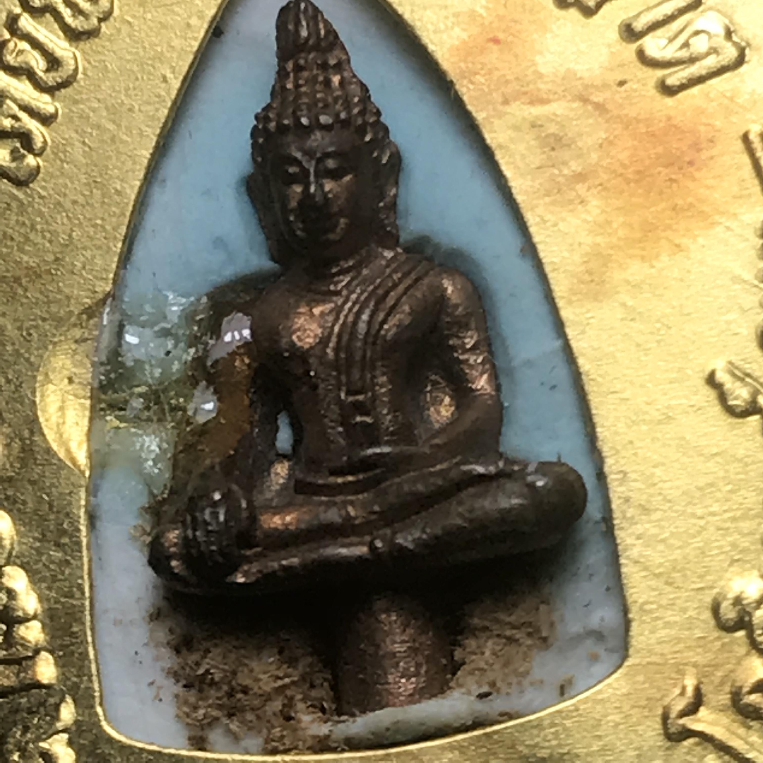 ล็อกเกตในหลวงรัชกาลที่9 ที่ระลึกครบ 25 ปี มูลนิธิศรีรัตนโกสินทร์ วัดสุทธาราม พ.ศ. 2550 พิมพ์ทรงวงรีรูปไข่เล็ก ฉากสีทอง หลังปิดแผ่นทองคำ ฝังพระยอดธง บรรจุมวลสารจิตรลดาและเกศาในหลวง ร.9 (หมายเลข 123)(นัมเบอร์สวยเลขเรียง)(นิยมหายากสุด)(1 ใน 422 องค์)