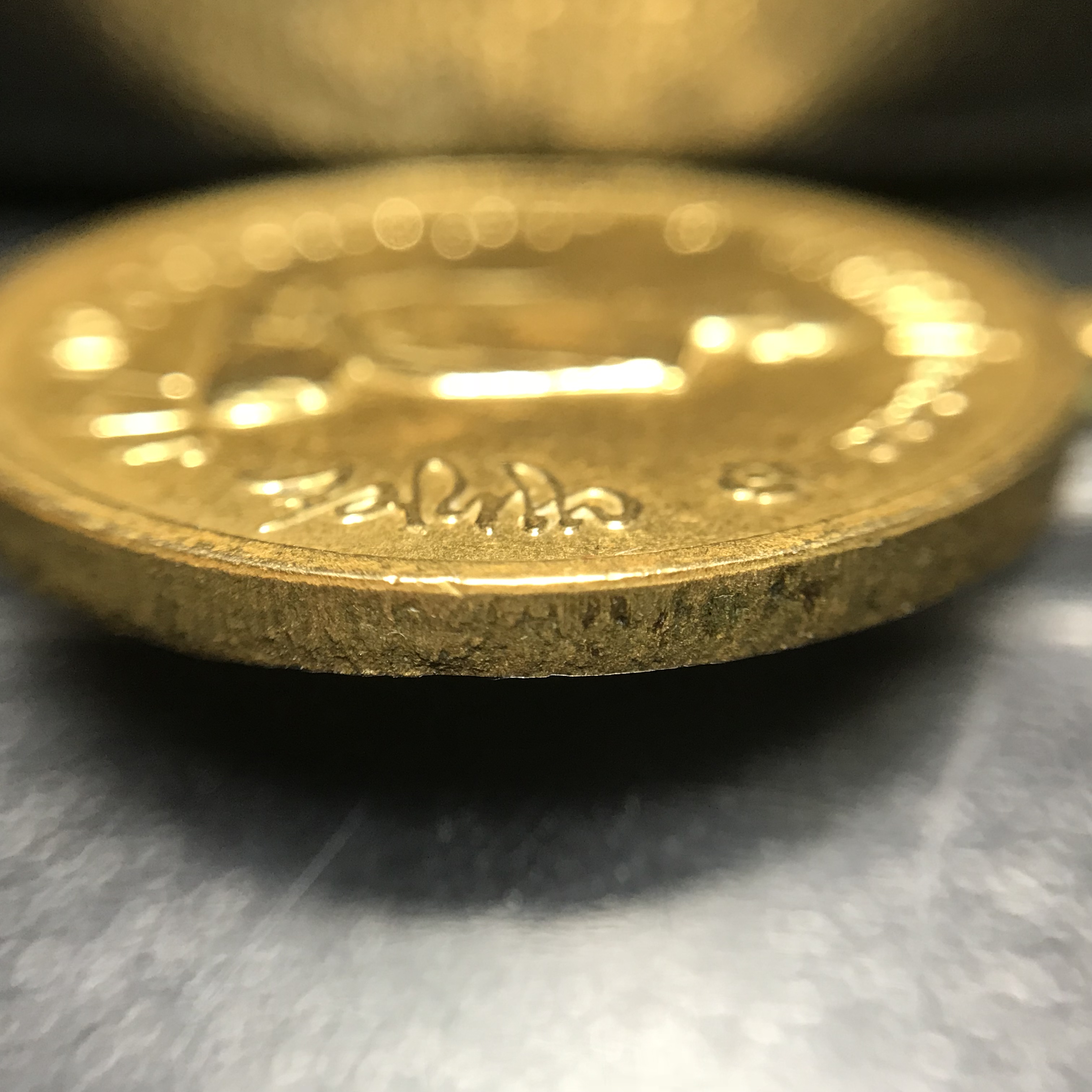 เหรียญทรงผนวช ในหลวงรัชกาลที่9 วัดบวรนิเวศวิหาร พ.ศ.2508 เนื้อทองเหลืองฝาบาตร พิมพ์ธรรมดา(เจดีย์ไม่เต็ม) บล็อกหลังอัลปาก้า สภาพสวยสุดๆคมๆหายาก