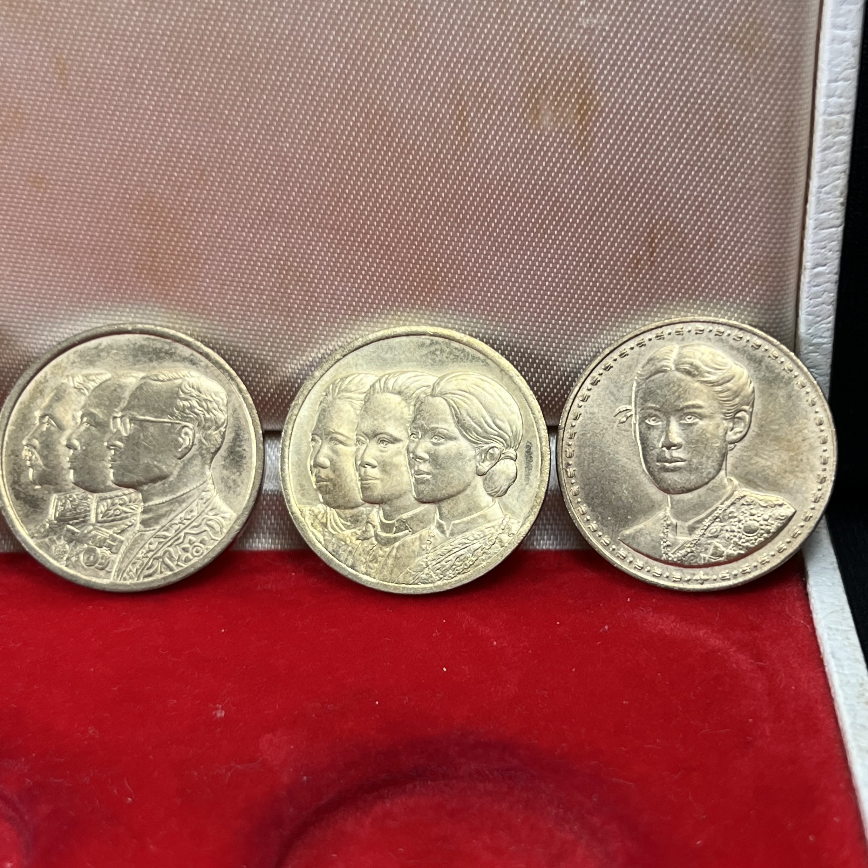 ชุดที่ระลึกครบ 72 ปี โรงพยาบาลจุฬาลงกรณ์ สภากาชาดไทย 30 พฤษภาคม พ.ศ.2529(ในหลวงรัชกาลที่9เสด็จในพิธี)พระดี พิธีใหญ่ ประกอบพิธีพุทธาภิเษกพร้อมกับพิธีพระกริ่งปวเรศ ปี2530 วัดบวรนิเวศและวัดพระแก้ว