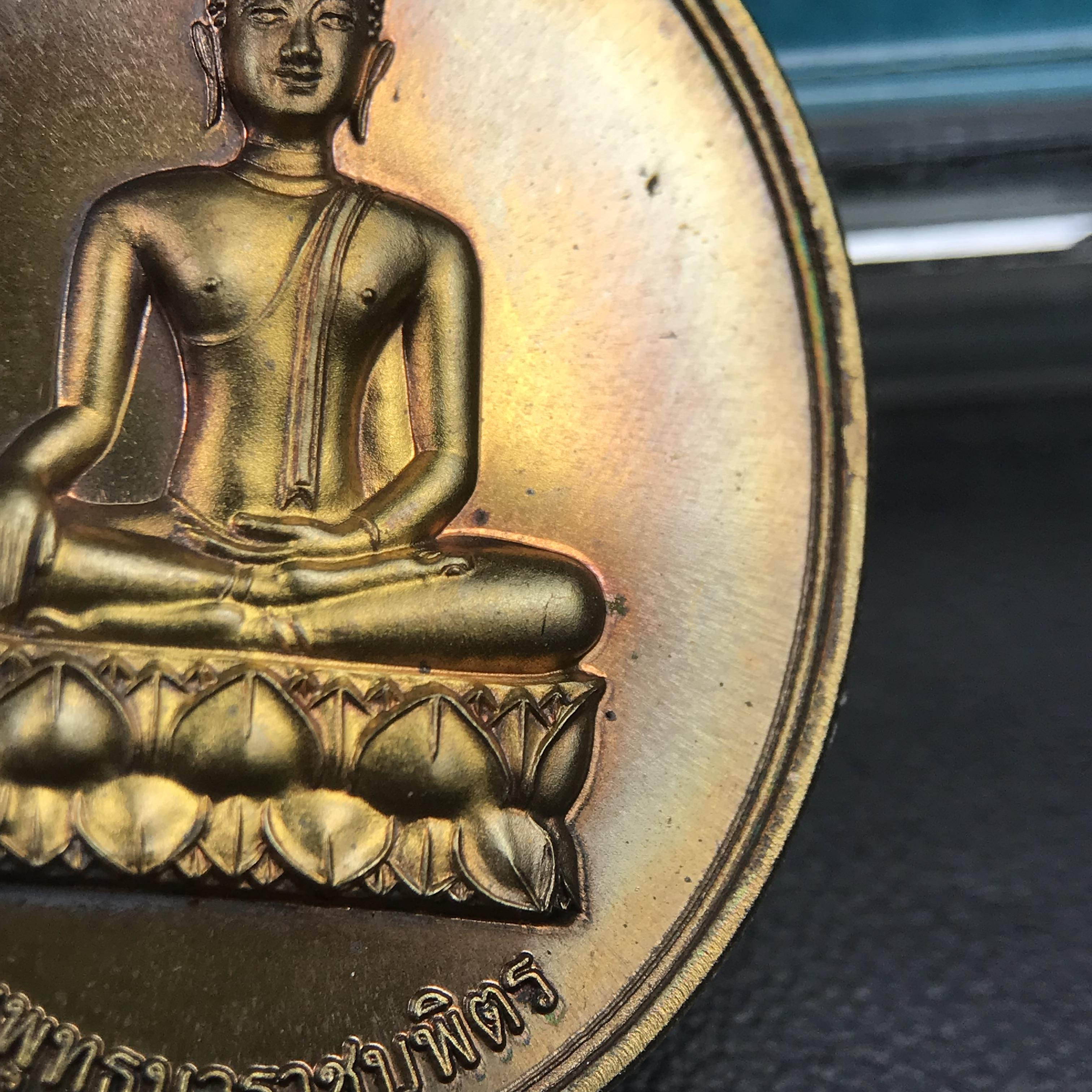 พระพุทธนวราชบพิตร ภปร. ที่ระลึก 7รอบ 84พรรษา ในหลวงรัชกาลที่ 9 วัดตรีทศเทพ จัดสร้าง พ.ศ. 2554 เหรียญเนื้อนวโลหะสภาพสวยกล่องเดิมครบ ตอกโค๊ตและหมายเลข ๓๑๑ (1 ใน 999 เหรียญ)หายากพบเจอน้อยมาก***นิมิตหมายแห่งคุณพระรัตนตรัย และความผูกพันระหว่างพระมหากษัตริย์กับ