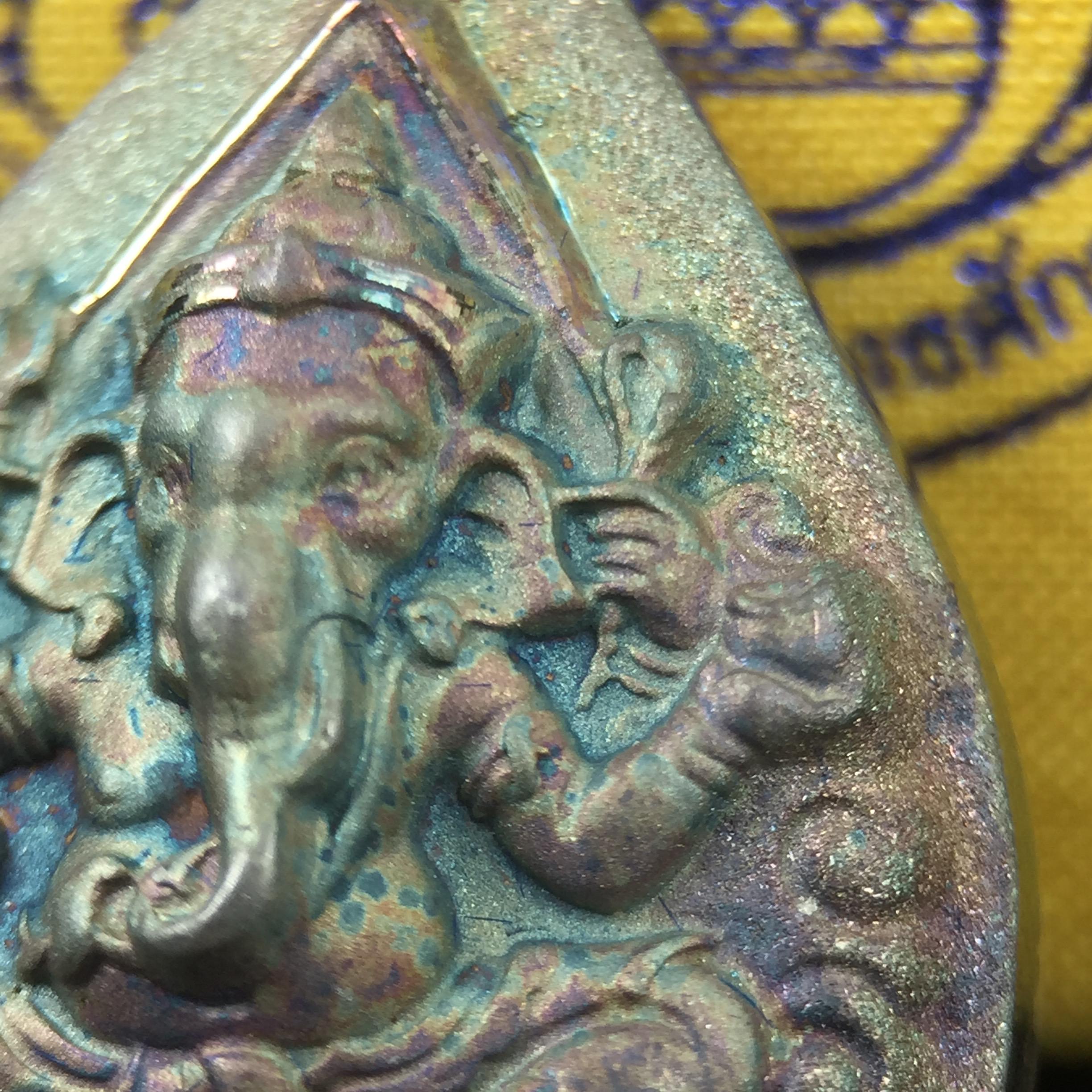 เหรียญพระพิฆเนศวร ญสส. ชุดกาญจนาภิเษกครองราชย์ 50 ปี พุทธศักราช 2538 พิมพ์ใหญ่(2.9 ซม.) เนื้อเงินผิวเดิมกลับดำขึ้นสีรุ้งเข้มขลังงดงามธรรมชาติสร้างสรรค์ สภาพสวยเดิมพร้อมกล่องบรรจุเดิม ตอกโค๊ดหมายเลขกำกับ(1ใน 5539องค์)