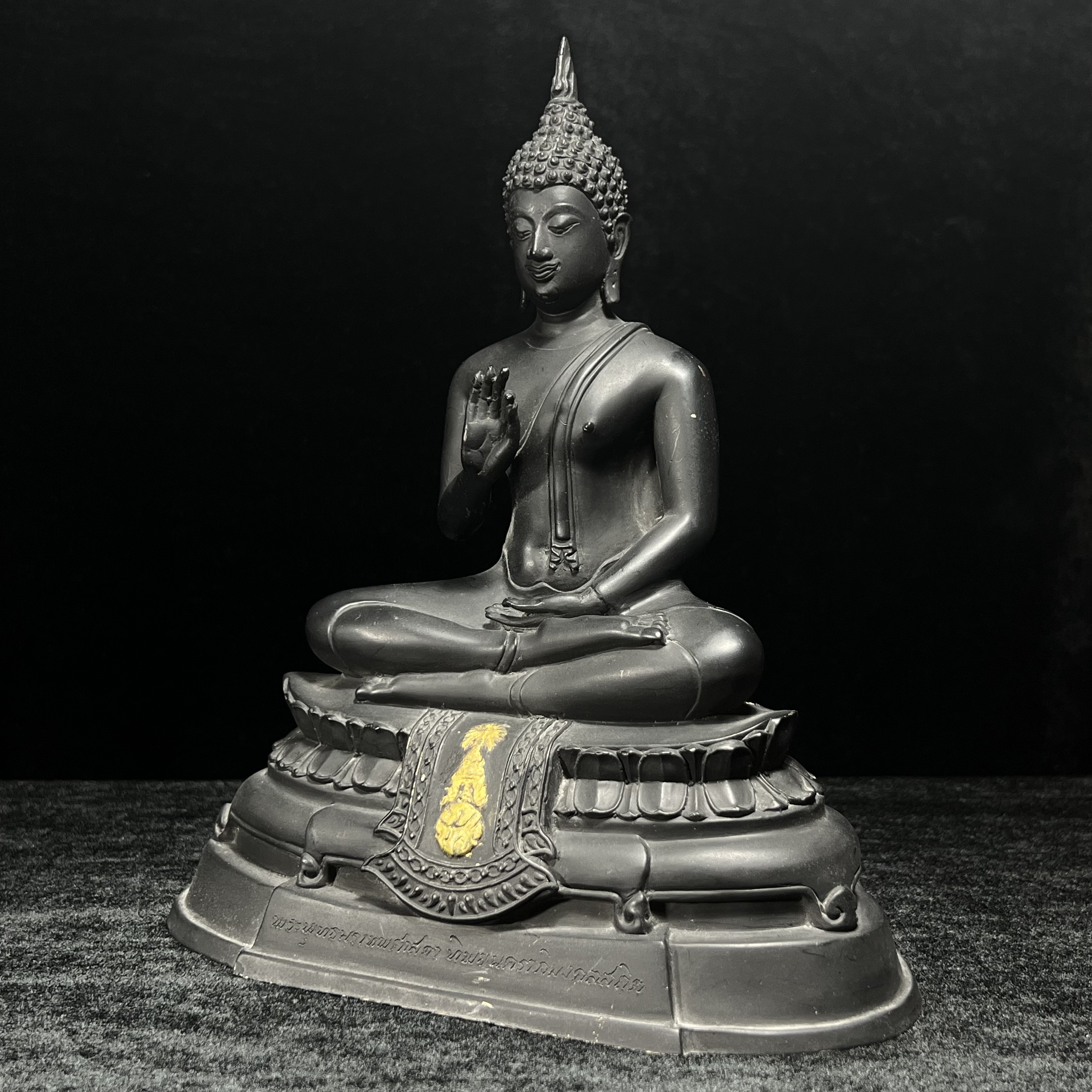 พระพุทธนรเทพศาสดา ทิพยนคราภิมงคลสถิต วัดไทยลอสแองเจลิส สหรัฐอเมริกา ฐาน ภปร. ปี 2522 หน้าตัก 5 นิ้ว เนื้อโลหะรมดำ (อีกหนึ่งพระพุทธ ชุด ภปร.ที่พบเจอและหายาก)ในหลวงรัชกาลที่ 9 เสด็จเททองหมายเลข 225(ผลรวมได้ 9 เลขมหามงคลเจริญก้าวหน้าในทุกด้าน) 1 ใน 2523 องค์