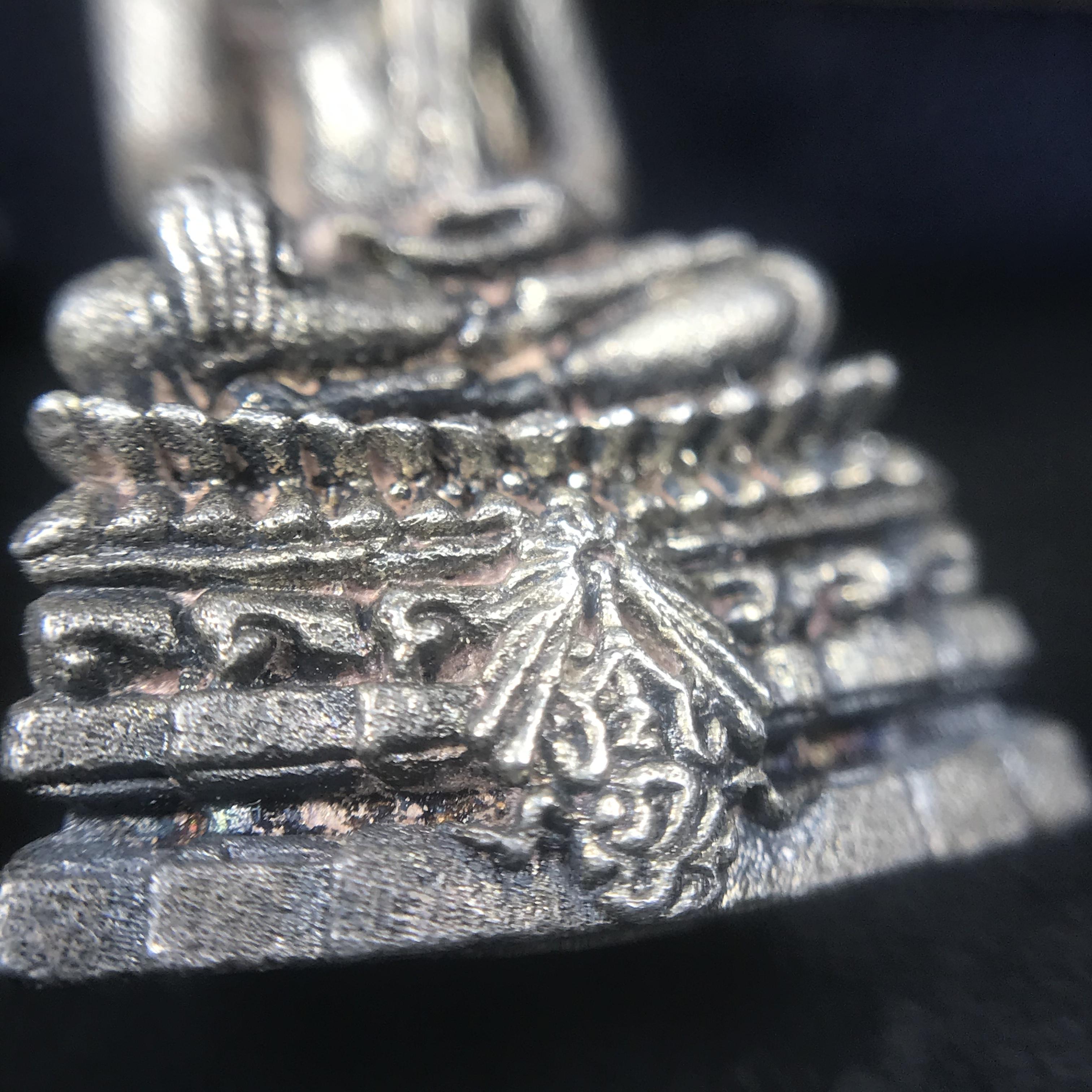 พระกริ่งพระพุทธชินสีห์ ภปร ทันโตเสฏโฐ ปี 2533 เนื้อเงิน (วัตถุมงคลหนึ่งเดียวที่บรรจุพระทนต์(ฟัน)ในหลวงรัชกาลที่9 พระราชทานให้จัดสร้าง)(1ใน1999องค์)