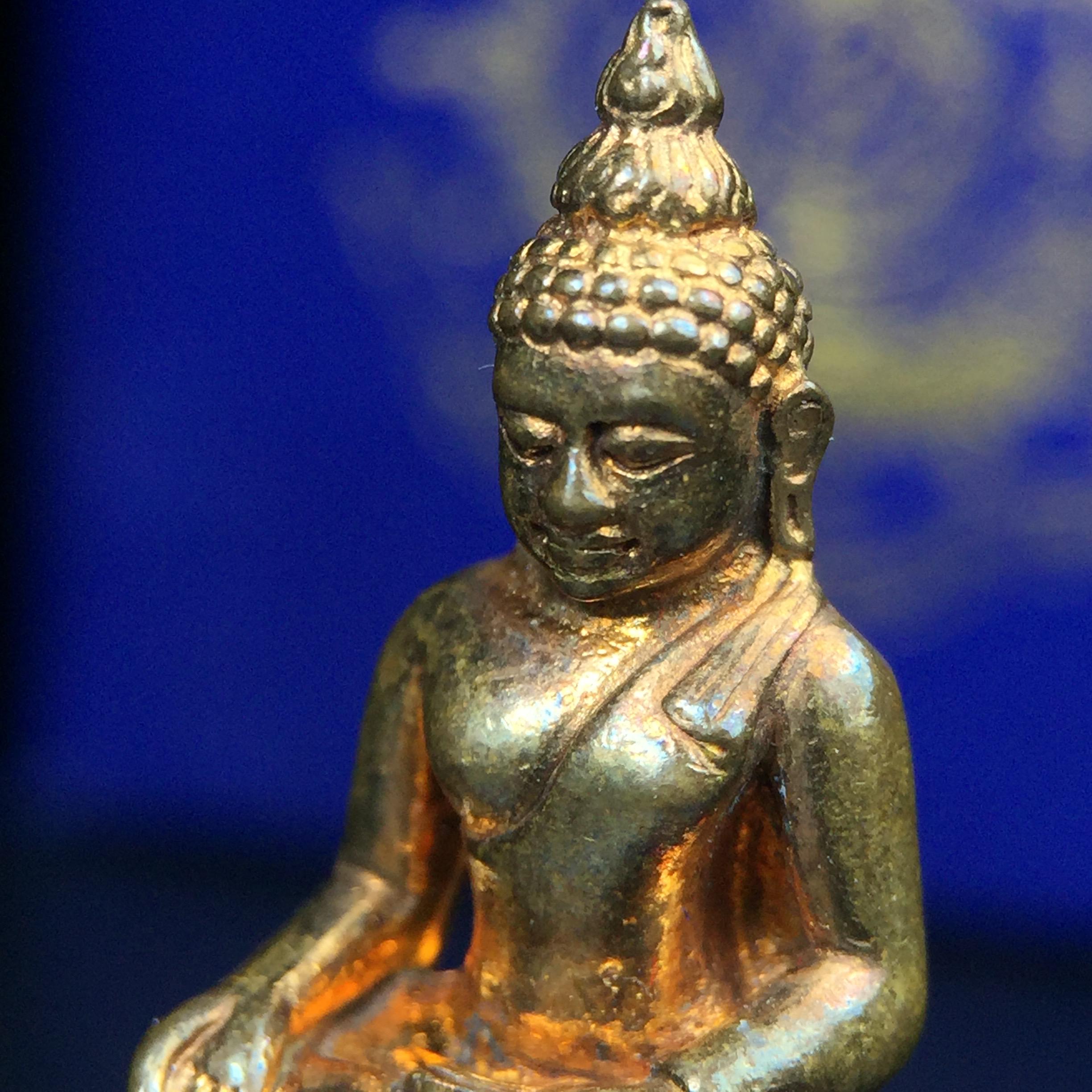 พระกริ่งไพรีพินาศ เฉลิมพระเกียรติ พระบาทสมเด็จพระเจ้าอยู่หัวรัชกาลที่9 พระชนมพรรษา 6 รอบ ปี2542เนื้อสัมฤทธิ์(บรรจุเหล็กไหล)ดีนอก-ดีใน(องค์นี้เป็นเนื้อสัมฤทธิ์ พิเศษกรรมการ ตอก 2 โค๊ต หมายเลข ๒๑๐๓)หายาก