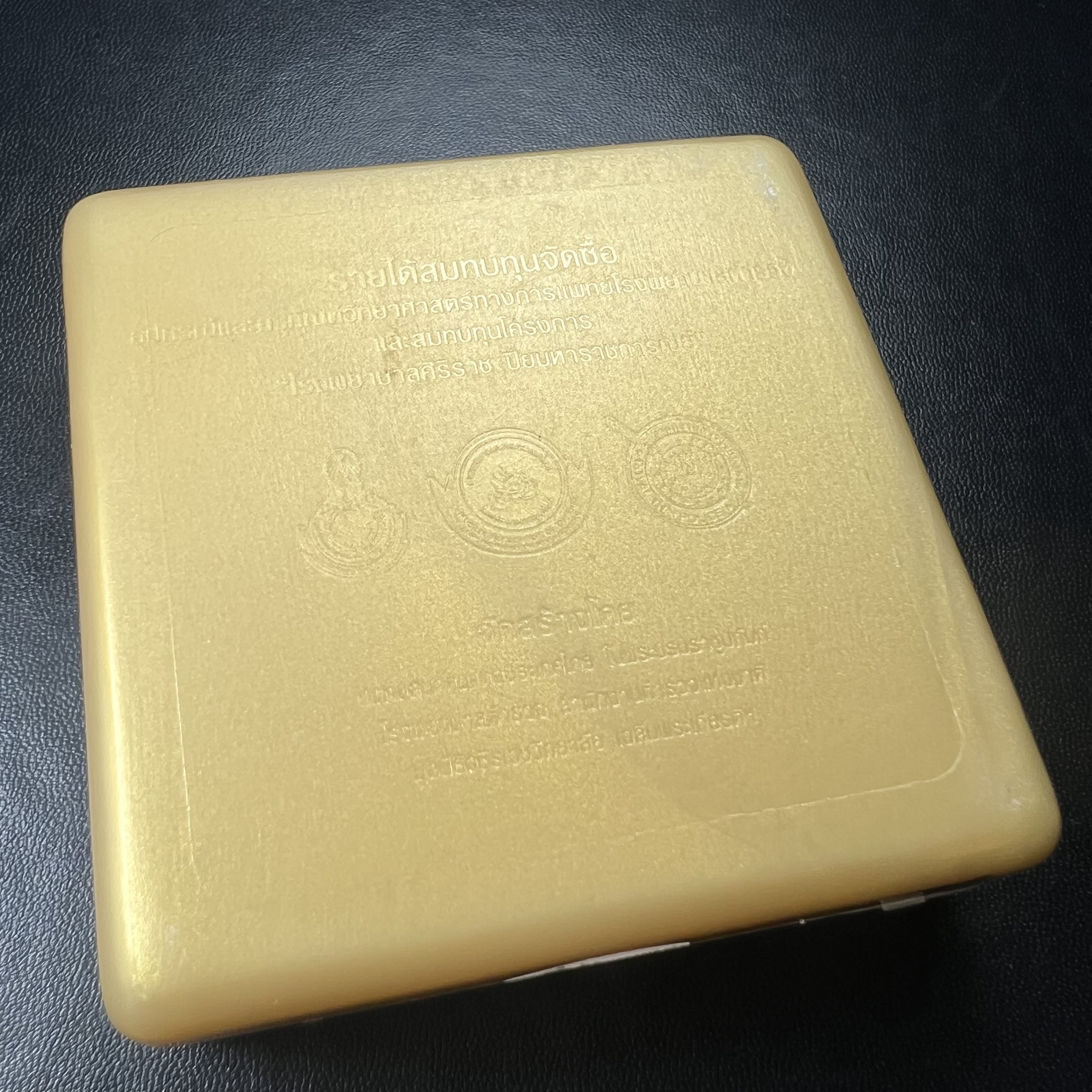 พระพุทธชินราช(จำลอง) ภปร. 84 พรรษา เนื้อเงินชุบทองคำขาว พิมพ์เล็กขนาดหน้าตัก 1/4 นิ้ว (สภาพผิวเดิมสวย ขึ้นสีรุ้งธรรมชาติ แบบนิยม)(พระราชทานมวลสาร จิตรลดาและเส้นพระเจ้า(เส้นผม))พุทธศิลป์ทรงคุณค่าอีกหนึ่งรุ่นยอดนิยม