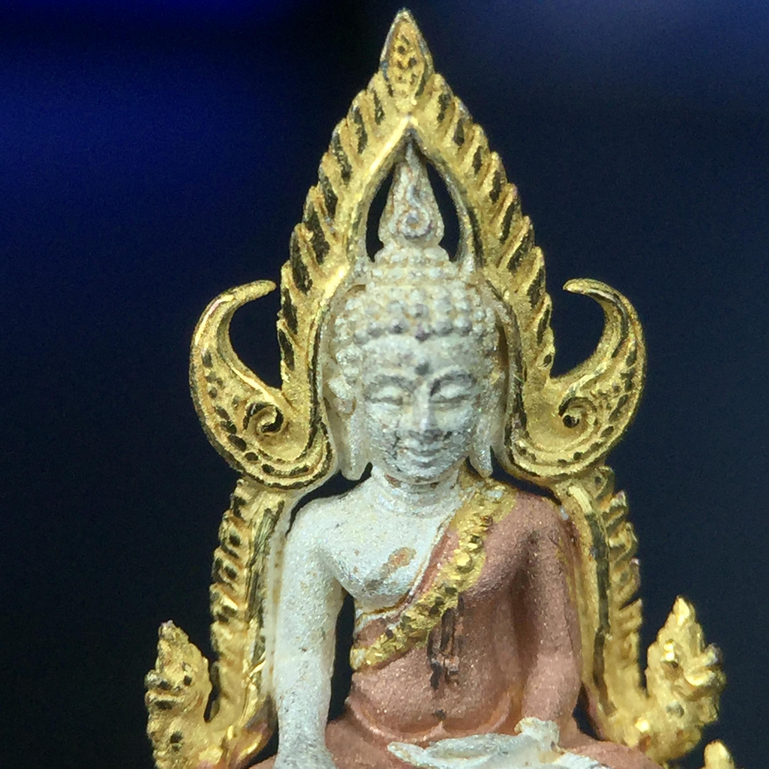 พระพุทธชินราช ภปร. โครงการ เพราะแผ่นดินนี้คือแผ่นดินเกิด เนื้อเงินชุบสามกษัตริย์ ปี2551 ขนาดหน้าตัก1/4นิ้ว (สวยงามหายาก)