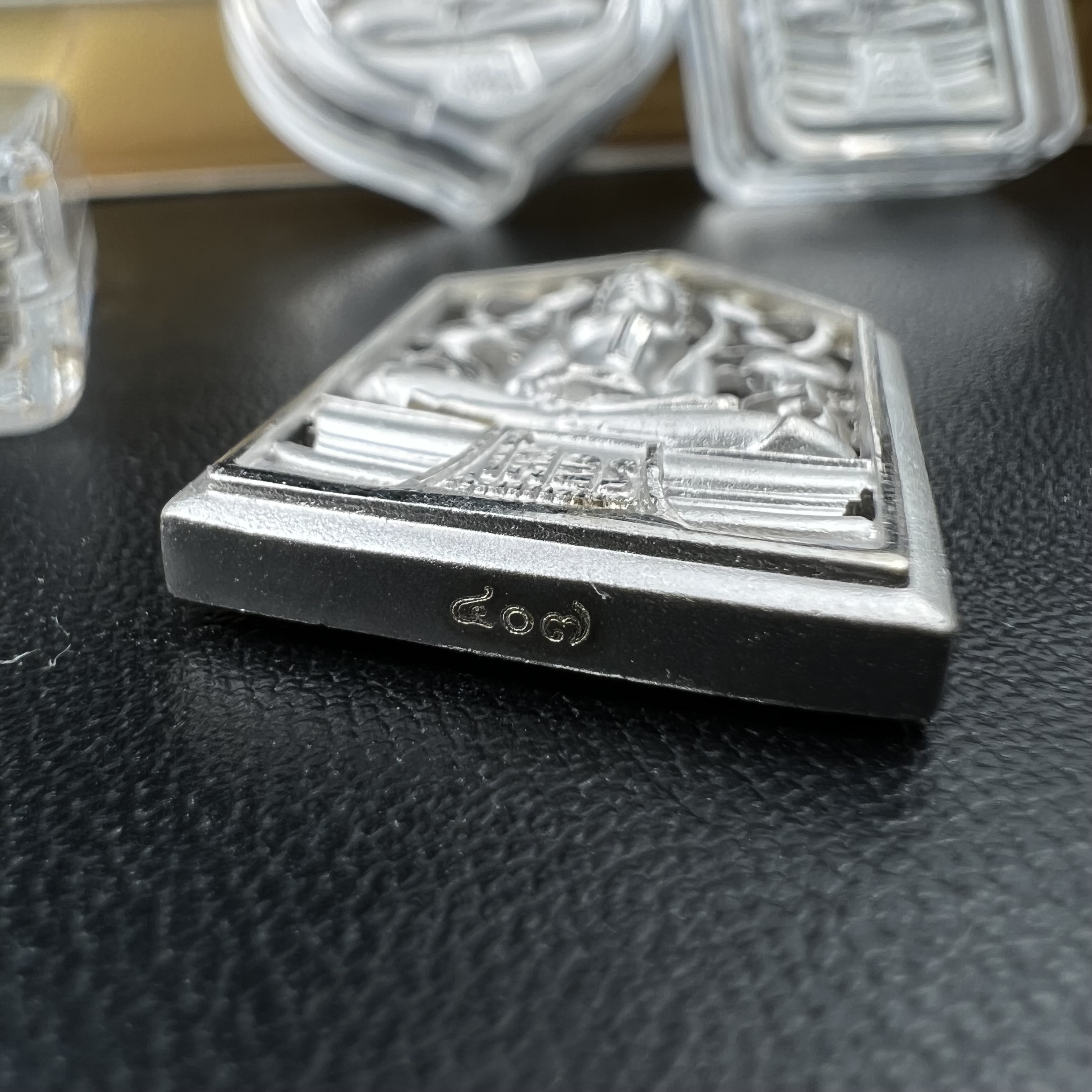 พระพุทธโสธร คุ้มเกล้าฯ ภปร.(ใต้ร่มพระบารมี คุ้มเกล้า) 60ปี รพ.ภูมิพลฯ พ.ศ.2552 เหรียญเนื้อเงิน ชุบทองคำขาว(พิมพ์ รูปอาร์ม+รูปใบมะขาม+รูปห้าเหลี่ยม+รูปสามเหลี่ยม)(1ชุด 4 พิมพ์ ครบทุกแบบที่จัดสร้าง)1 ใน 3000 เหรียญ ครบชุดหายาก