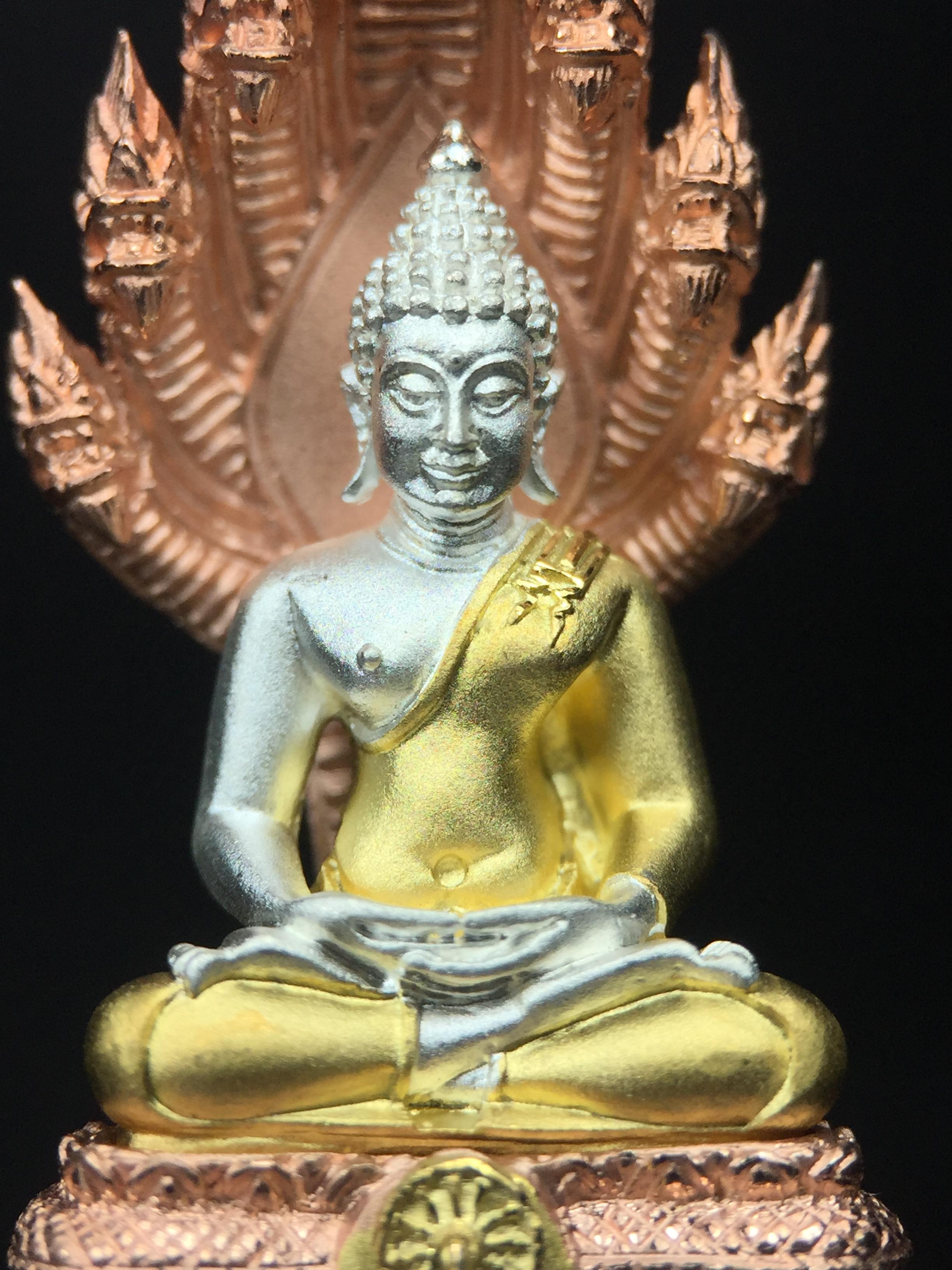 พระนาคปรก สธ. รุ่นสร้างพระอุโบสถเฉลิมพระเกียรติ 4 รอบ 84 พรรษา สมเด็จพระเทพรัตนราชสุดาฯ วัดบวรนิเวศวิหาร ปี 2543 พิมพ์ใหญ่ เนื้อเงินบริสุทธิ์ ชุบสามกษัตริย์แบบพ่นทรายขัดเงาบางส่วน(สภาพ สวย )พิธีใหญ่ พุทธศิลป์งดงาม หายาก (1 ใน 1999 องค์)