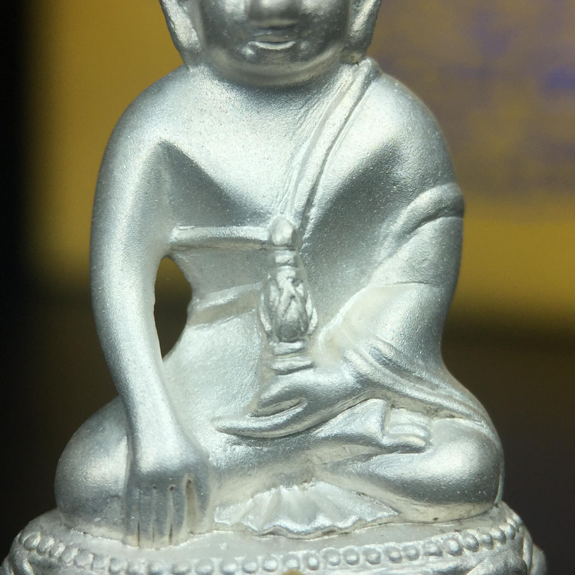 พระกริ่งสมเด็จญาณ วัดบวรนิเวศวิหาร เนื้อเงินบริสุทธิ์ 92.5% ตรากาญจนาภิเษกทองคำ(เนื้อทองคำแท้) พระราชทานแจกเมื่อ 3 ตุลาคม 2538 จัดสร้างในวโรกาส สมเด็จพระญาณสังวร สมเด็จพระสังฆราช ฉลองพระชนมายุครบ 82 พรรษา และฉลองครองราชสมบัติครบ 50 ปี รัชกาลที่ 9(หายาก)