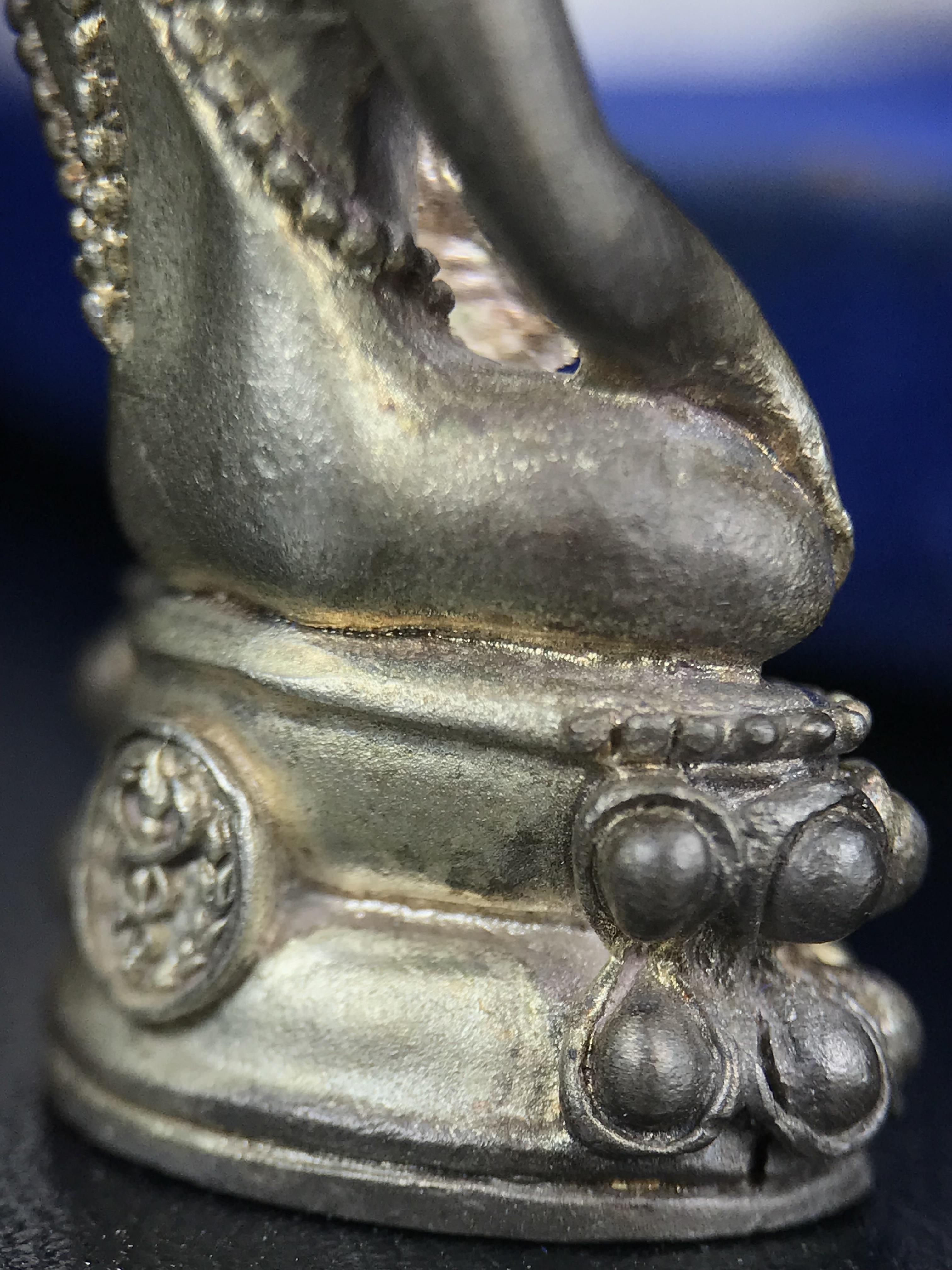 พระกริ่งศิรากาศ ภปร.(พระกริ่งคุ้มเกล้า)วัตถุมงคล"คุ้มเกล้าฯ" มูลนิธิ “คุ้มเกล้า” ในพระบรมราชูปถัมภ์ จัดสร้าง โรงพยาบาลภูมิพล เนื้อเงิน(พิมพ์หน้าไทย)(สภาพผิวเดิมขึ้นน้ำทองเก่าเก็บอย่างดีพร้อมกล่องบรรจุสวยมากมาก!)(ในหลวงรัชกาลที่9เสด็จเททอง)(พิธีใ