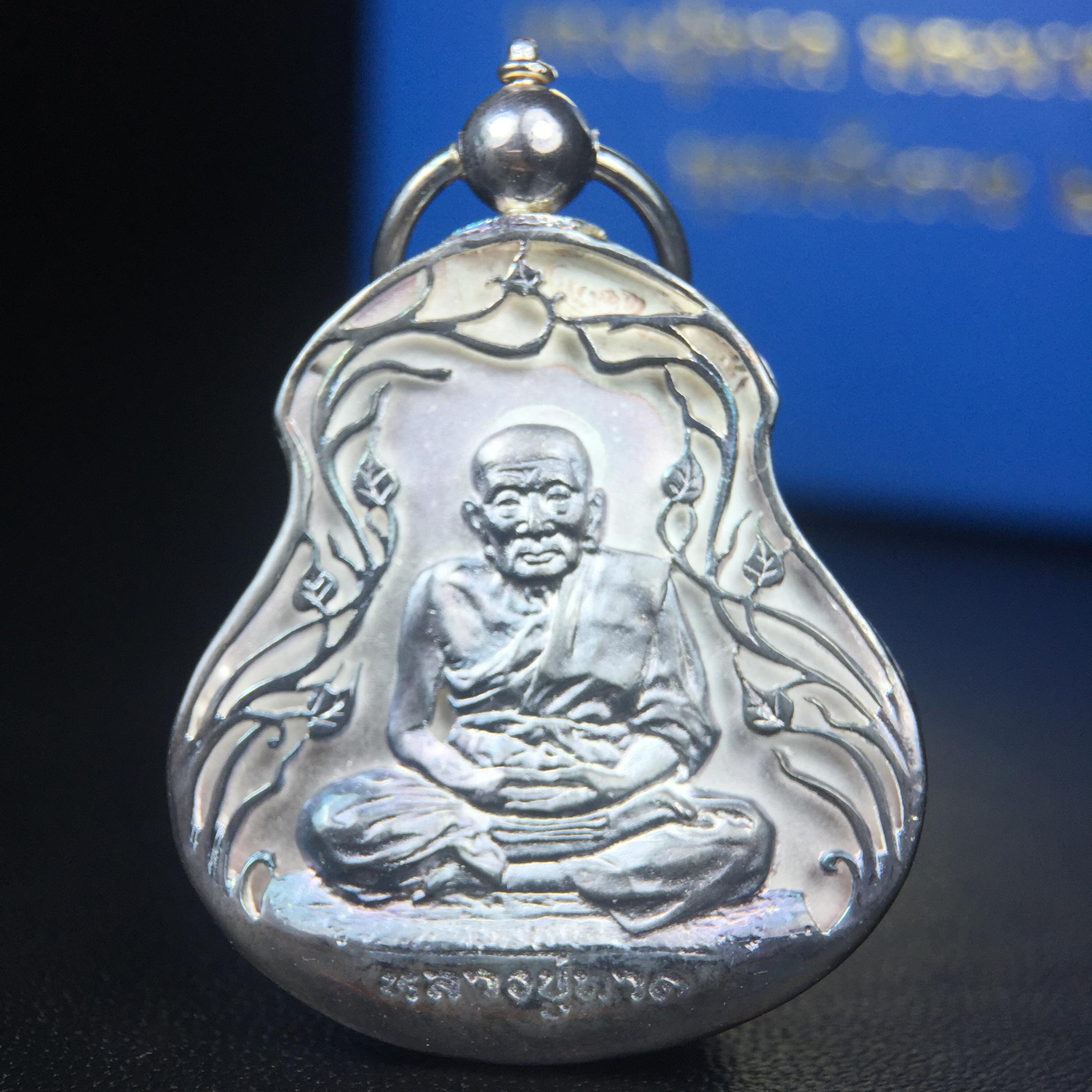 เหรียญหลวงปู่ทวด พระนามาภิไธย สก. แบบงานฉลุโบราณ(HAND MADE) ปี 2544 เนื้อเงิน(ผิวเดิมขึ้นสีรุ้งธรรมชาติสวยมาก) พิธีปลุกเสก ณ อุโบสถวัดช้างให้ และ พิธีมังคลาภิเษก ณ พระอุโบสถ วัดพระศรีรัตนศาสดาราม(วัดพระแก้ว) (1 ใน 2000 เหรียญ)พบเจอน้อยหายากมาก