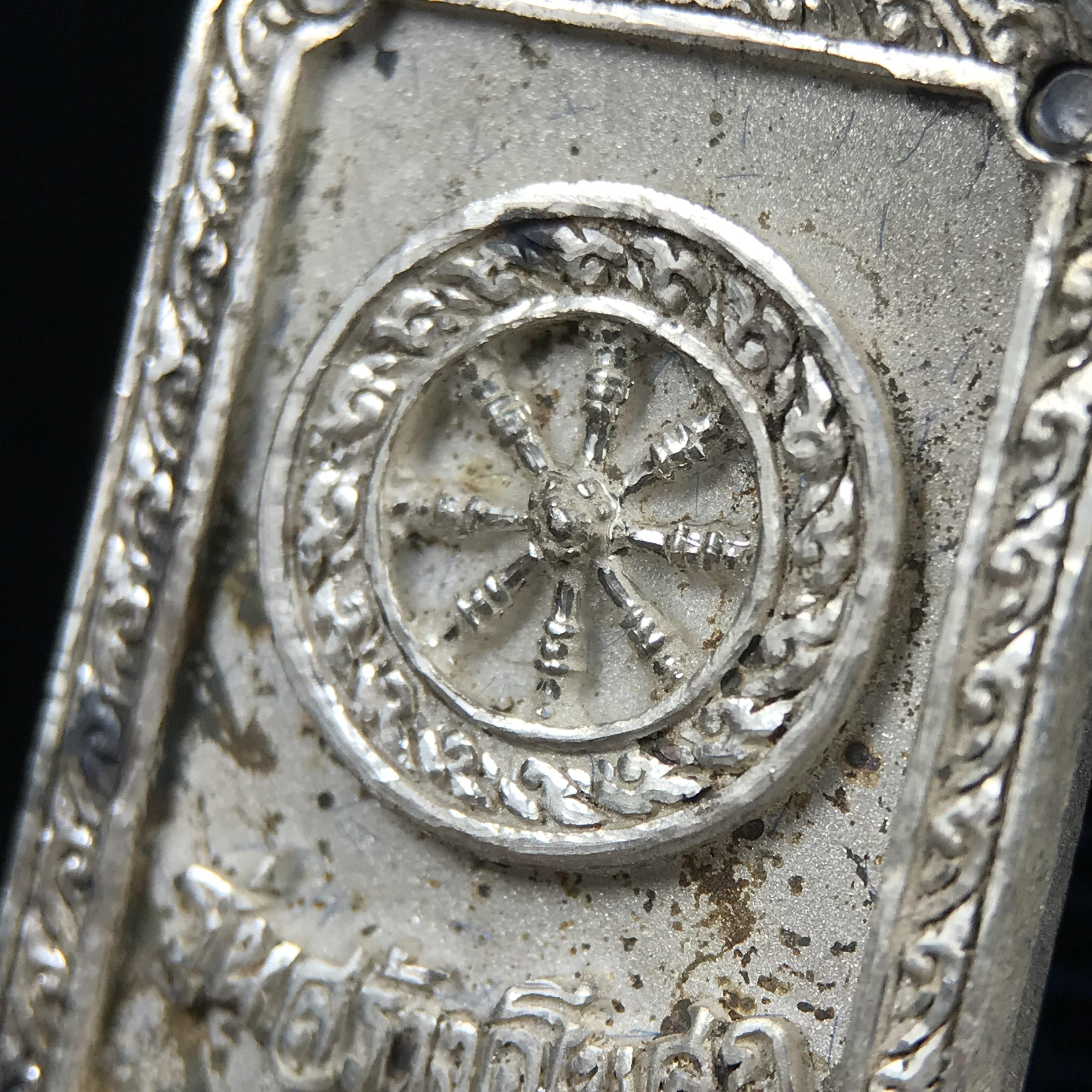 พระพุทธโสธร(หลวงพ่อโสธร) รุ่นสร้างอุโบสถ พิธีมหาพุทธาภิเษก ณ พระอุโบสถวัดโสธรวรารามวรวิหาร ปี 2539 เนื้อเงินทรายนวลขัดเงาบางส่วน พิมพ์แปดเหลี่ยม(หายากสร้างน้อย)กล่องบรรจุเดิมครบสมบูรณ์สวยงดงาม(เนื้อเงินผิวเดิมรุ้งสวยสวย องค์หมายเลขสวย ๗๔๔๕)