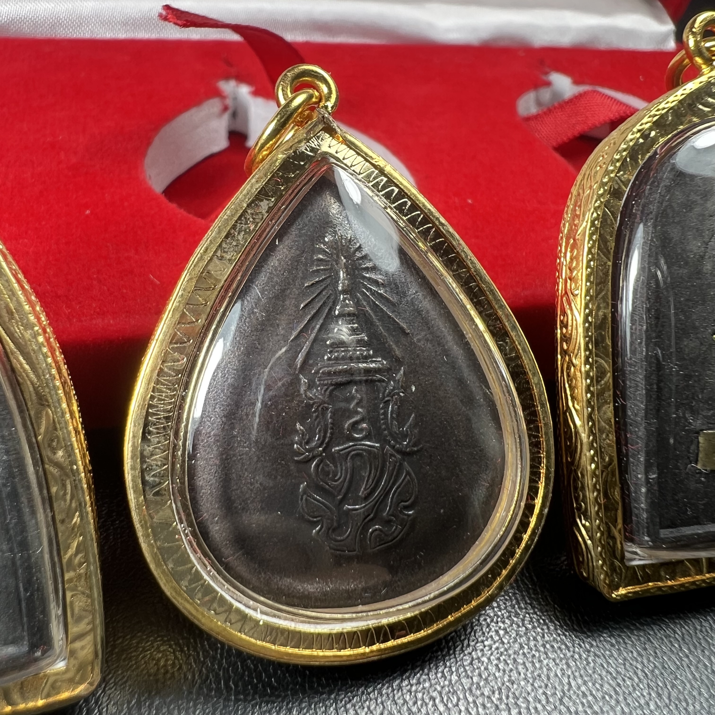 พระชุดของขวัญ 3 องค์ พระหลวงปู่ทวด ภปร. ทรงกลีบบัวและกลีบขนุนพร้อมเหรียญพระพุทธสิงหธรรมมงคล ปี 2547 (ชนวนเก่า)เนื้อว่านด้านหลังมี ภปร. เป็นโลหะผสมสูง 3.3ซม.พิธีใหญ่ มวลสารดี ปลุกเสกวัดพระแก้ว(งานเลี่ยมกรอบเดิมจากผู้จัดสร้างห่อหุ้มด้วยทองนพเกล้า)